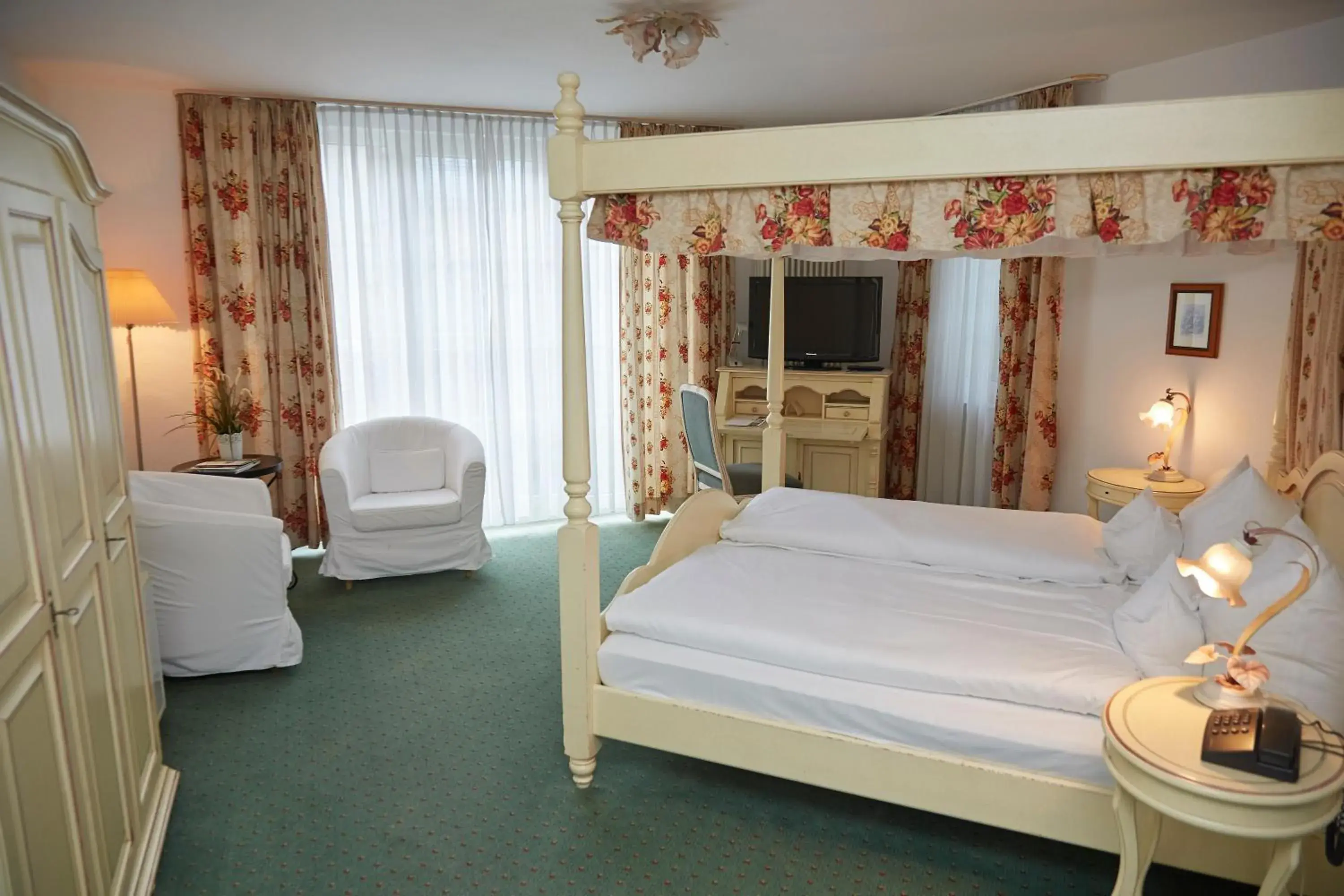 Photo of the whole room, Bed in Flair Hotel Vier Jahreszeiten