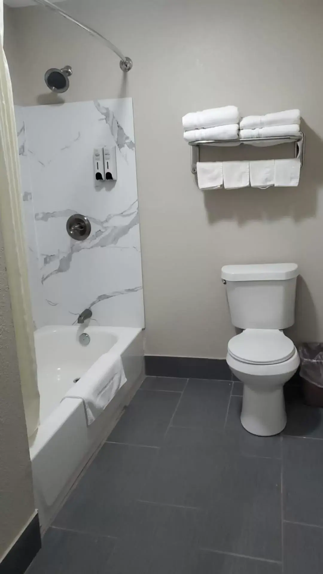 Bathroom in Crescent Park Motel & Suites