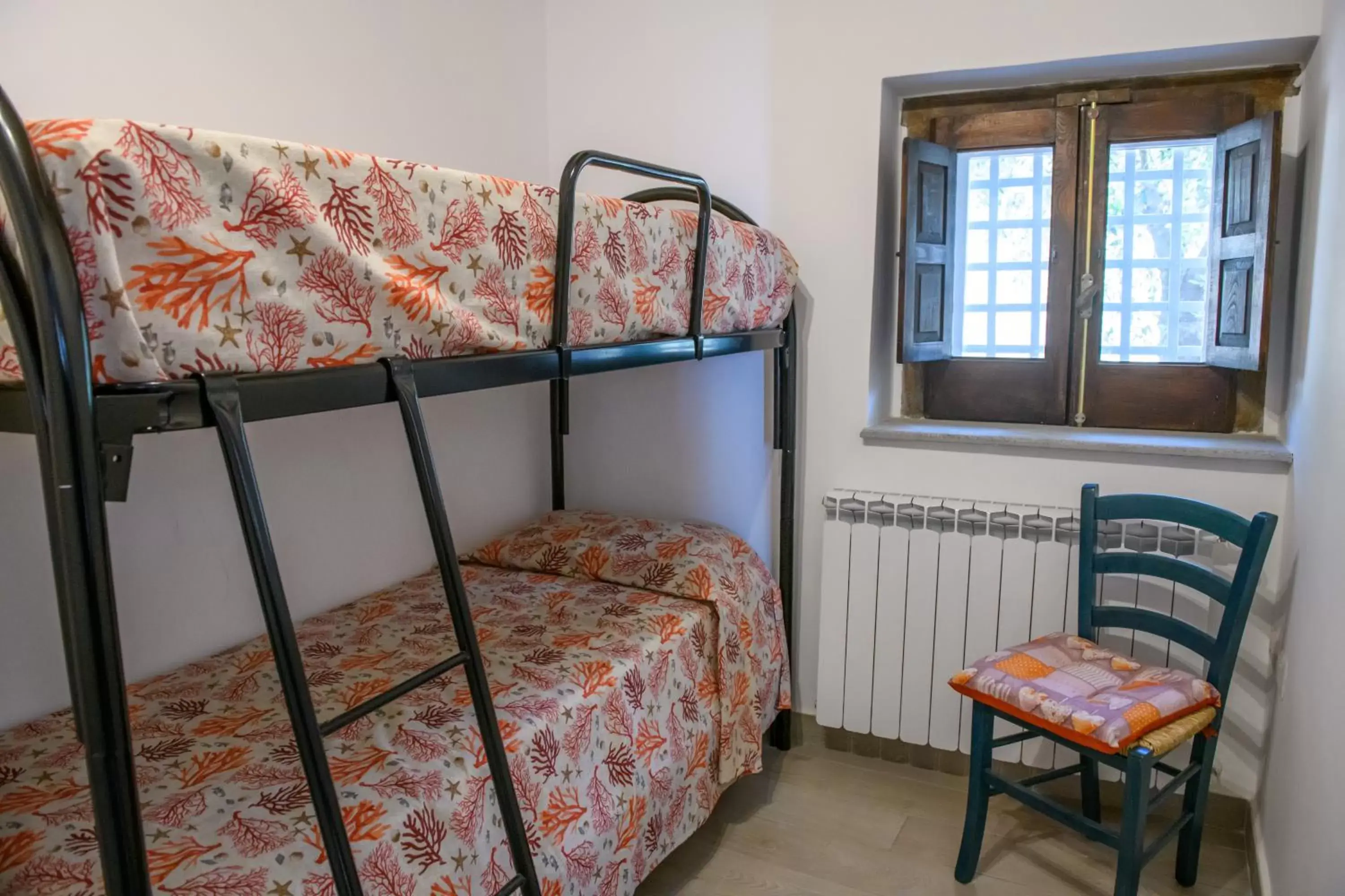 Bed, Bunk Bed in Terrazzo sullo Ionio