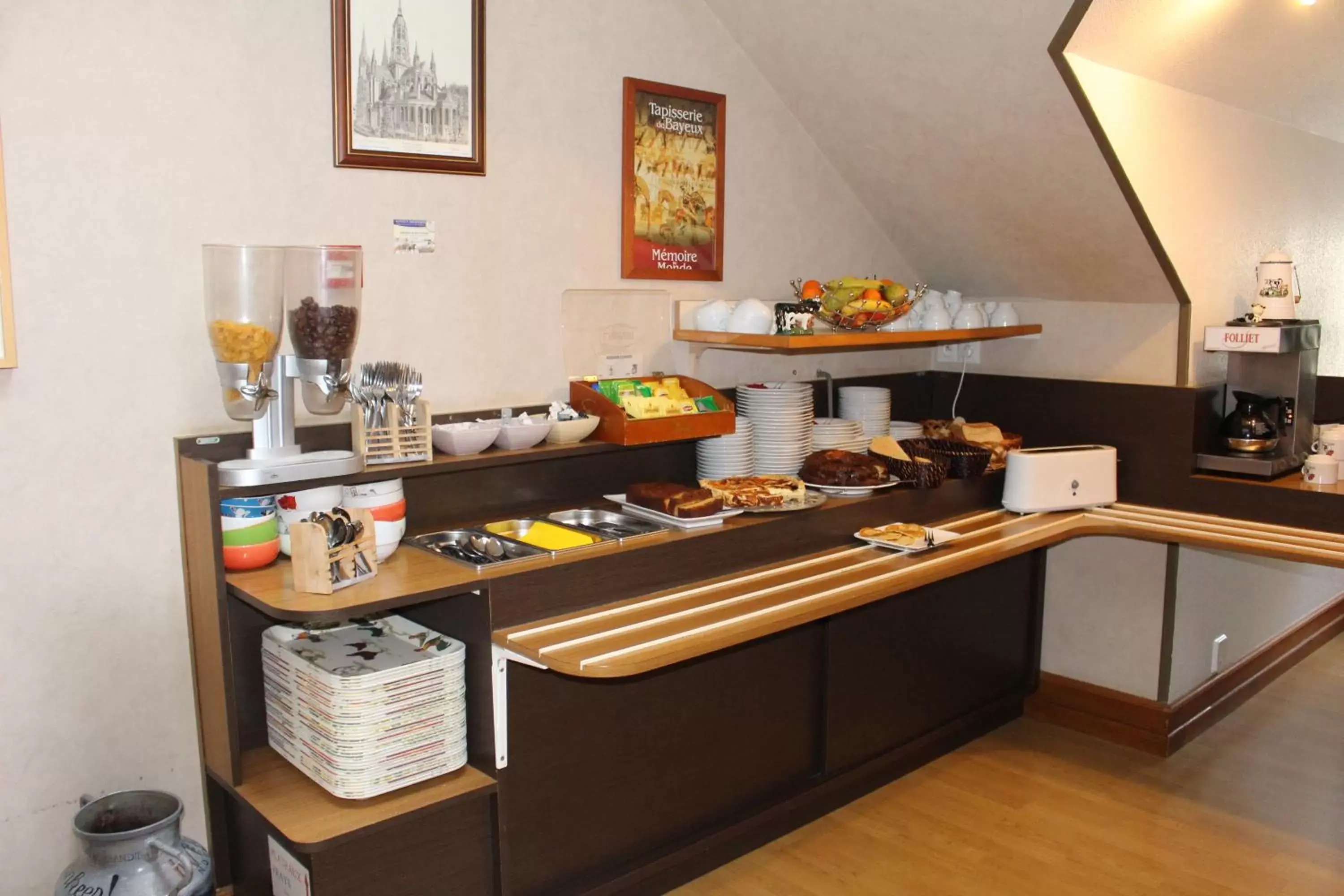 Buffet breakfast, Kitchen/Kitchenette in Hôtel Le Bayeux