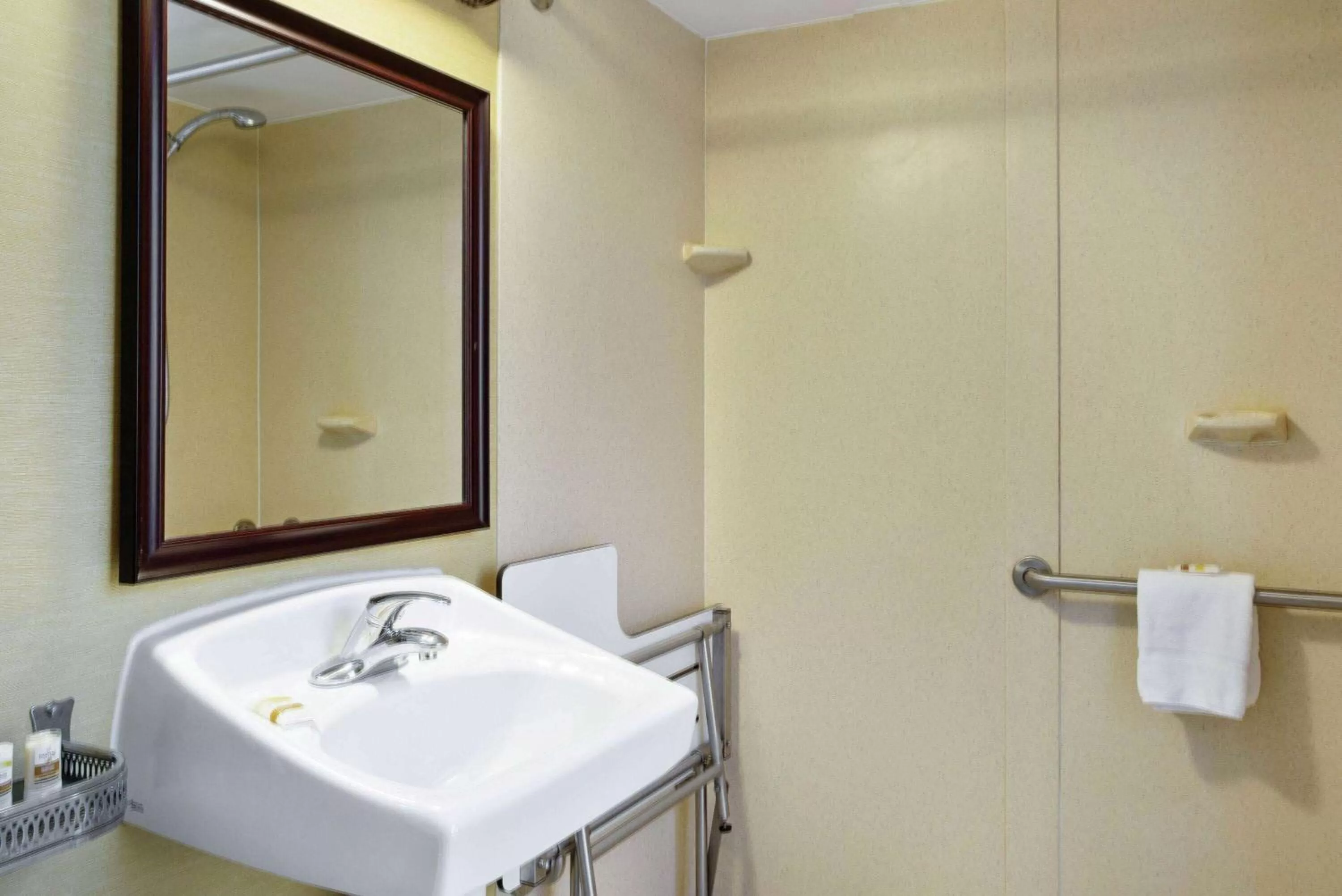 1 King Bed, Mobility Accessible Room, w/bathtub grab bars, Non-Smoking in Hampton Inn Manchester Downtown