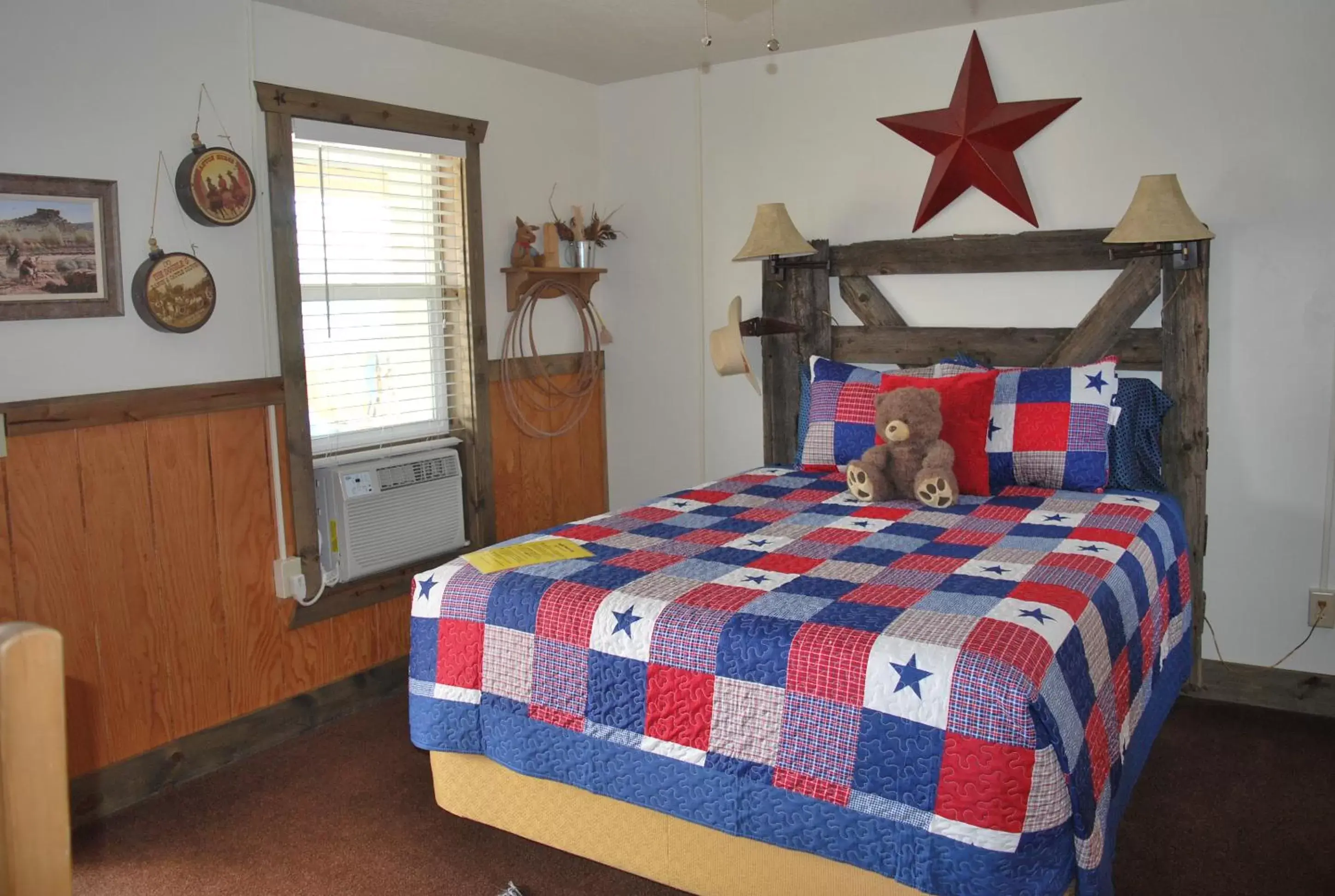 Bedroom, Bed in Cowboy Country Inn