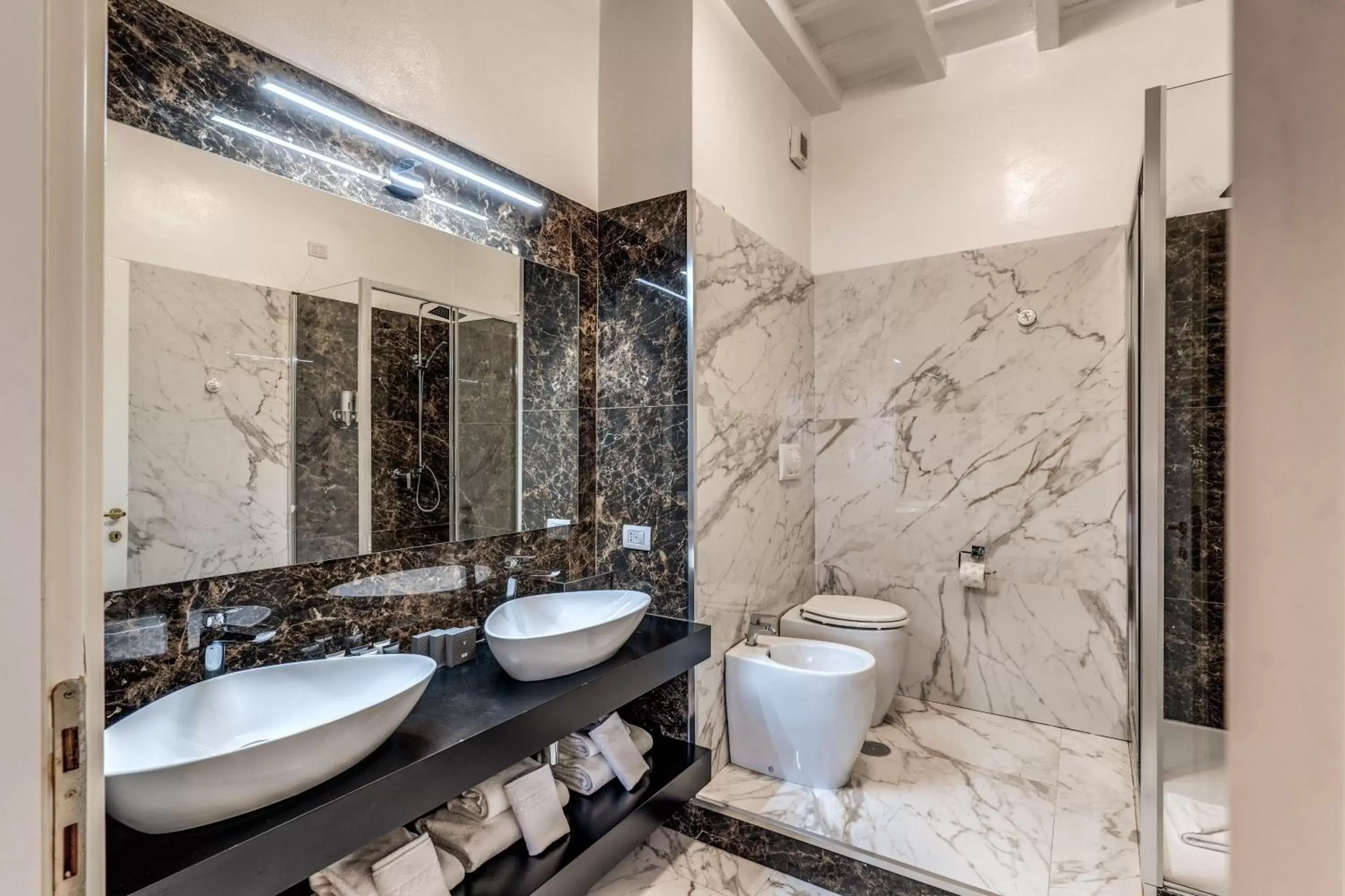 Bathroom in Relais Fontana Di Trevi Hotel