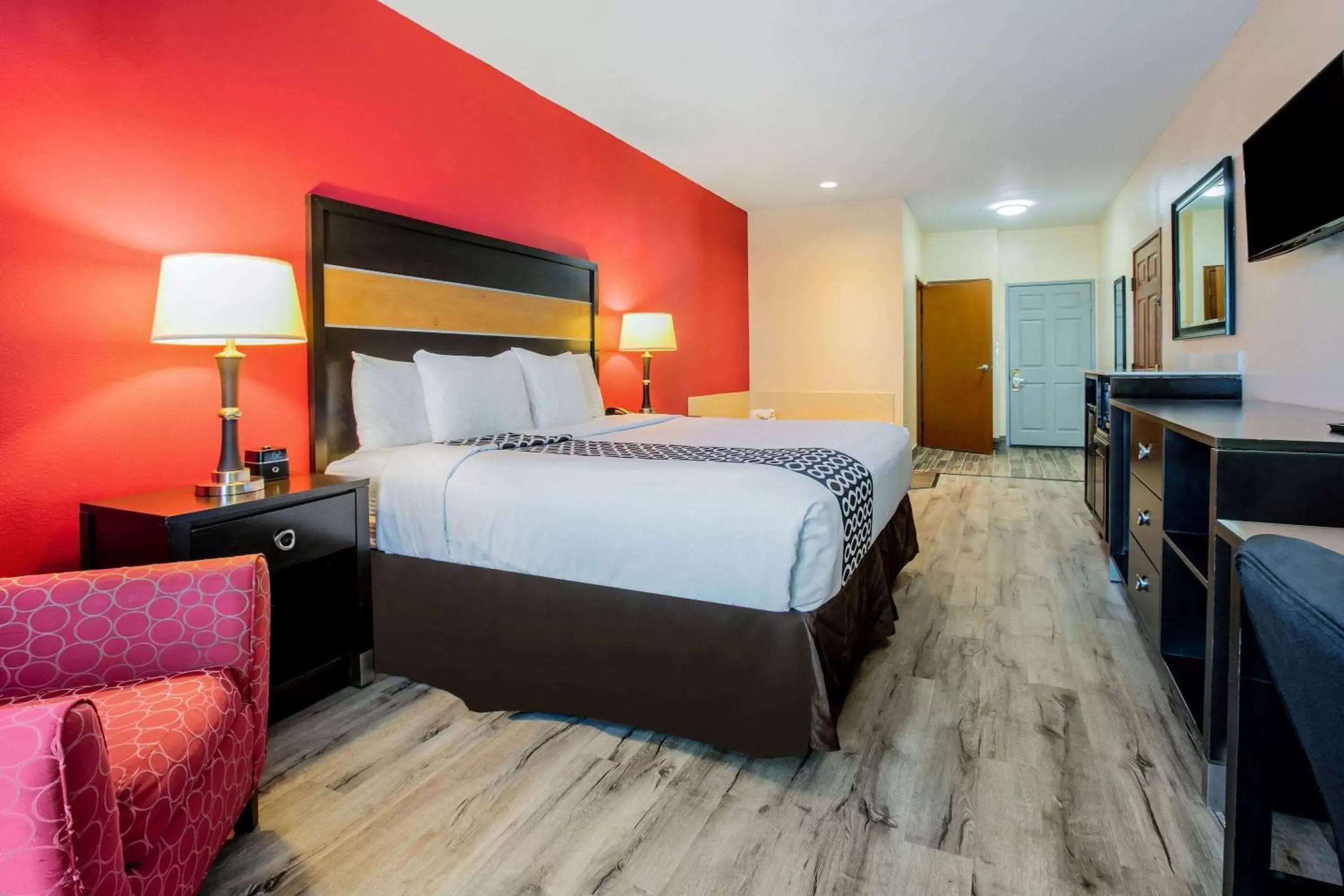 Photo of the whole room, Bed in La Quinta by Wyndham Dallas Mesquite