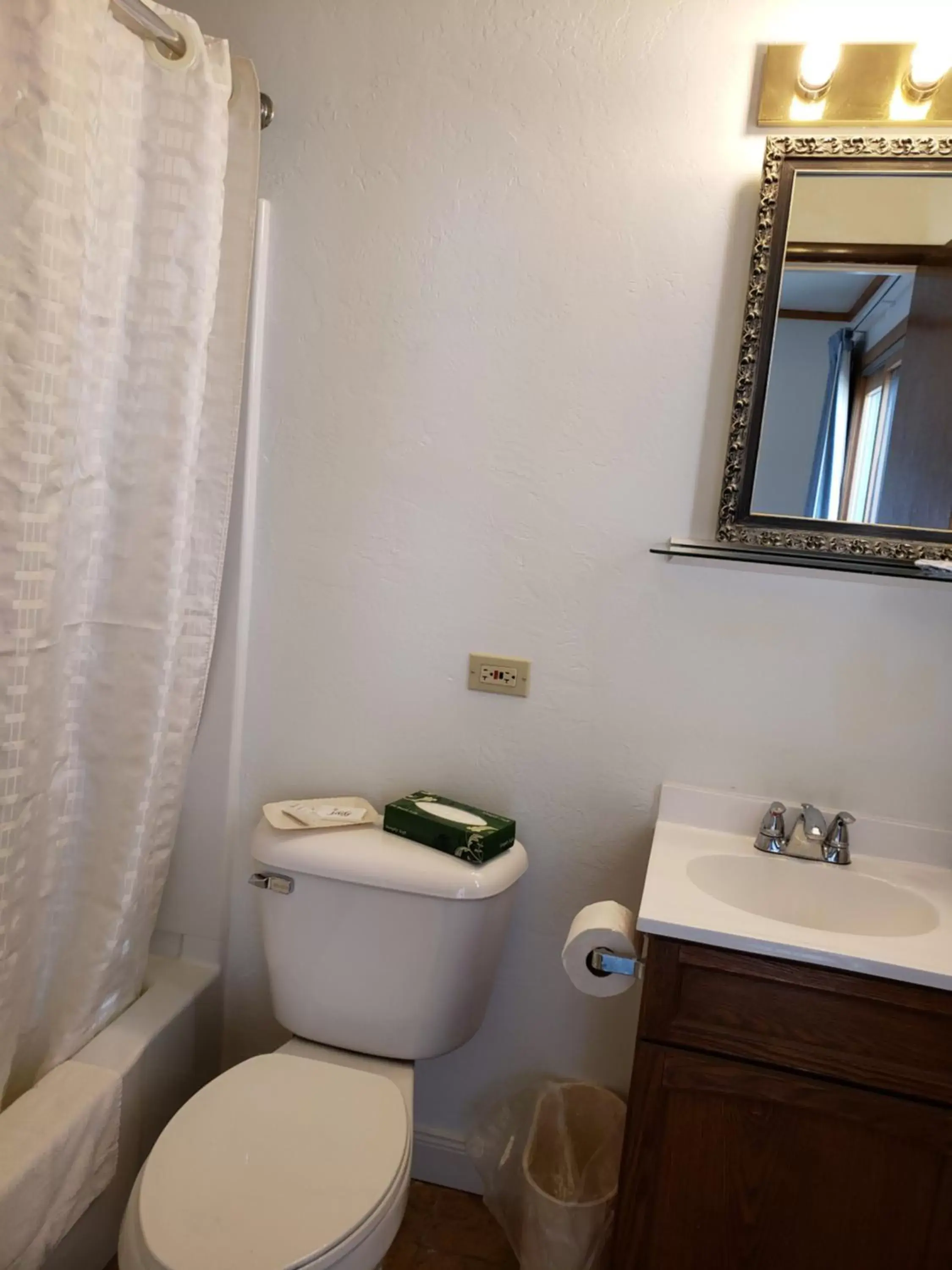 Bathroom in Algoma Beach Motel