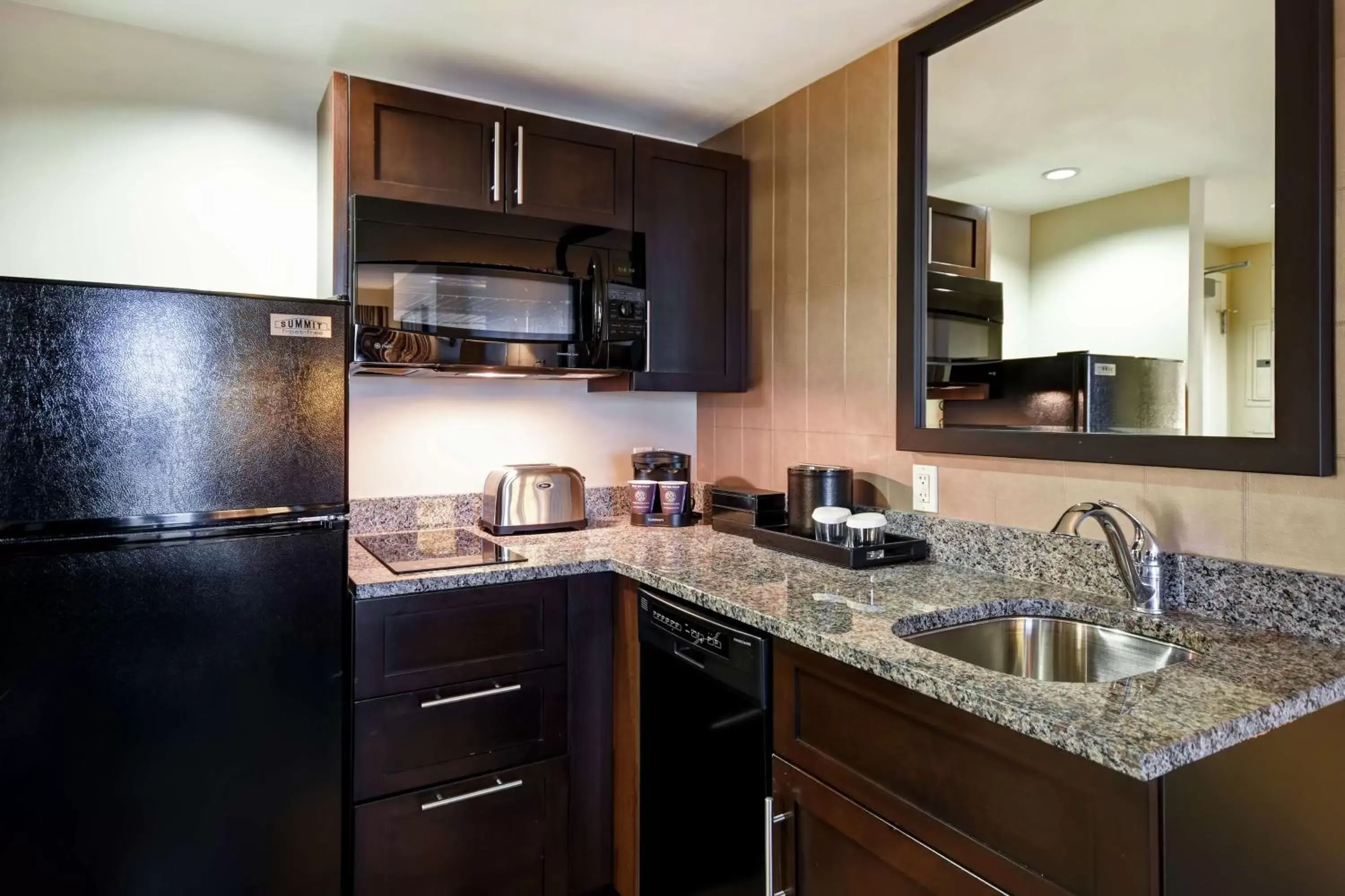 Kitchen or kitchenette, Kitchen/Kitchenette in Embassy Suites Springfield