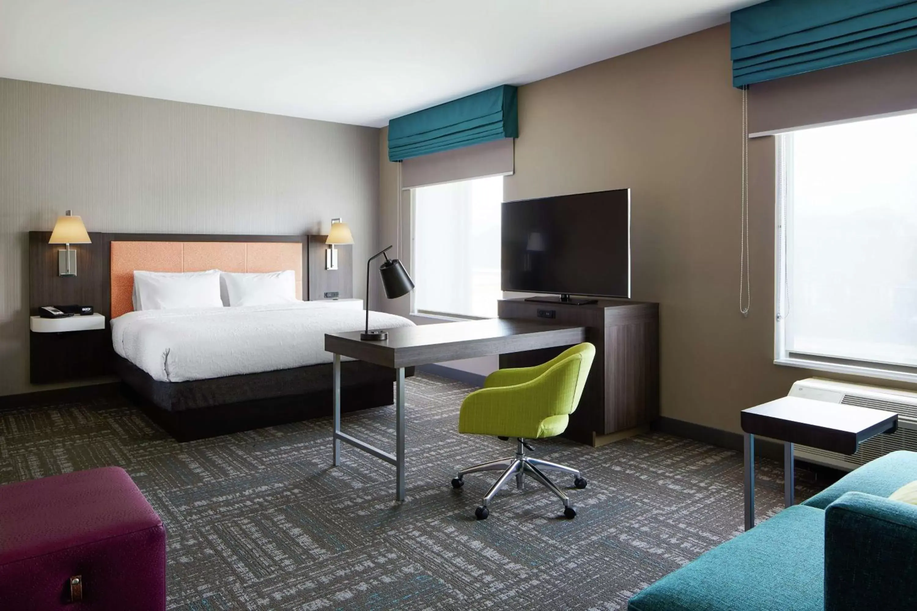 Bedroom, Bed in Hampton Inn & Suites Chicago/Waukegan