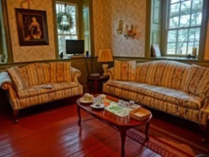 Living room in Brownstone Colonial Inn