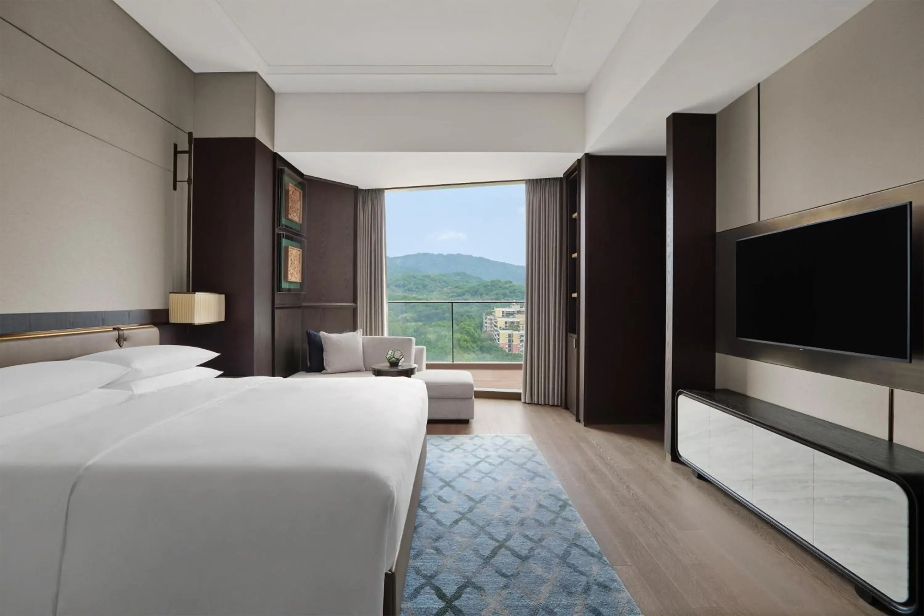 Bed, Mountain View in Guangzhou Marriott Hotel Baiyun