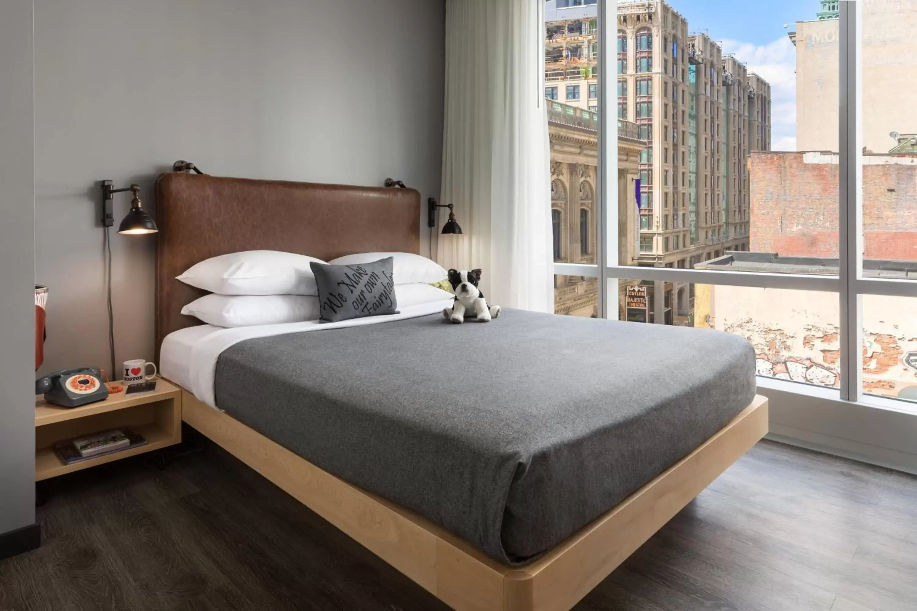 Photo of the whole room, Bed in Moxy Boston Downtown
