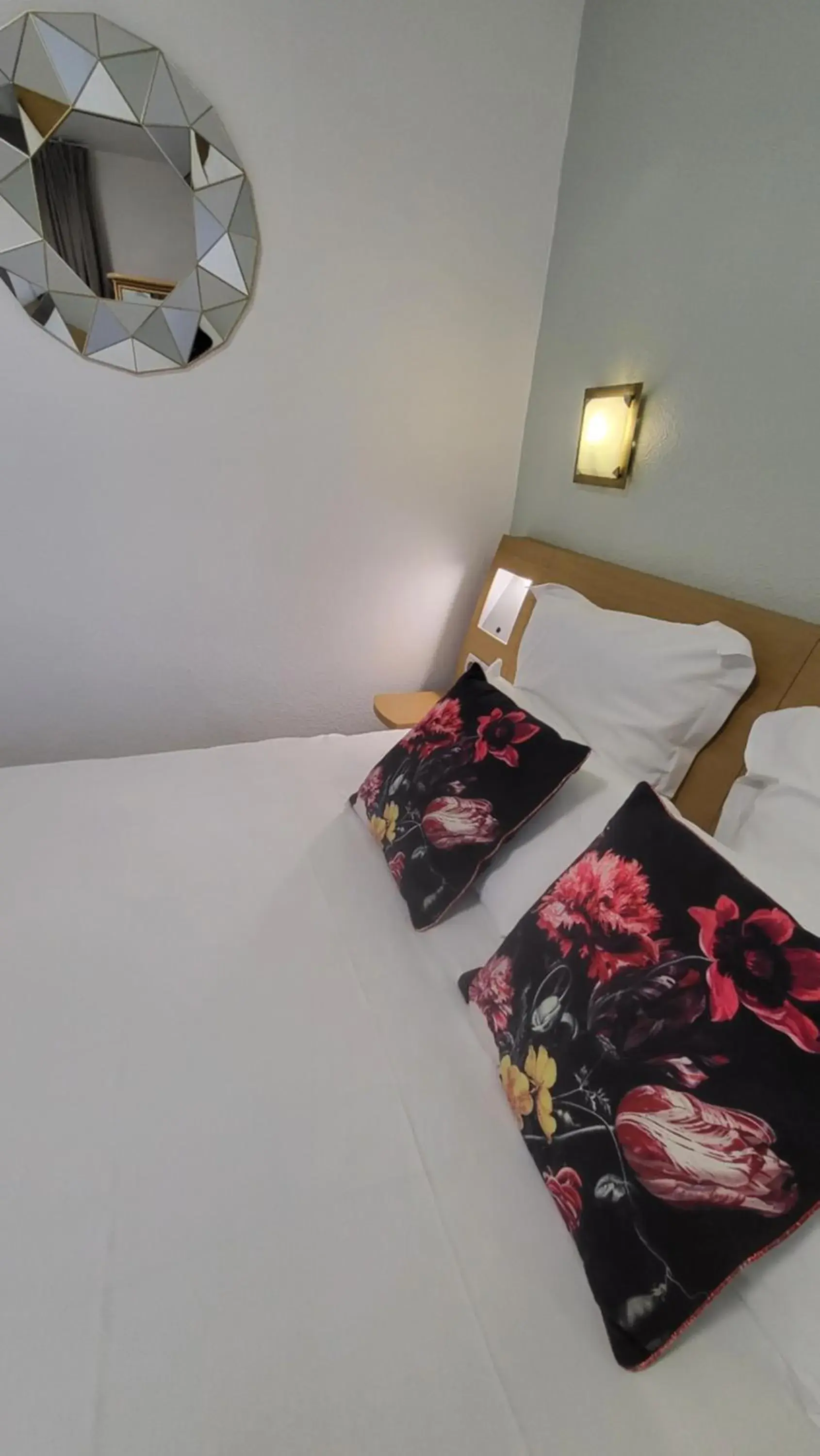 Bed in Brit Hotel Hermitage