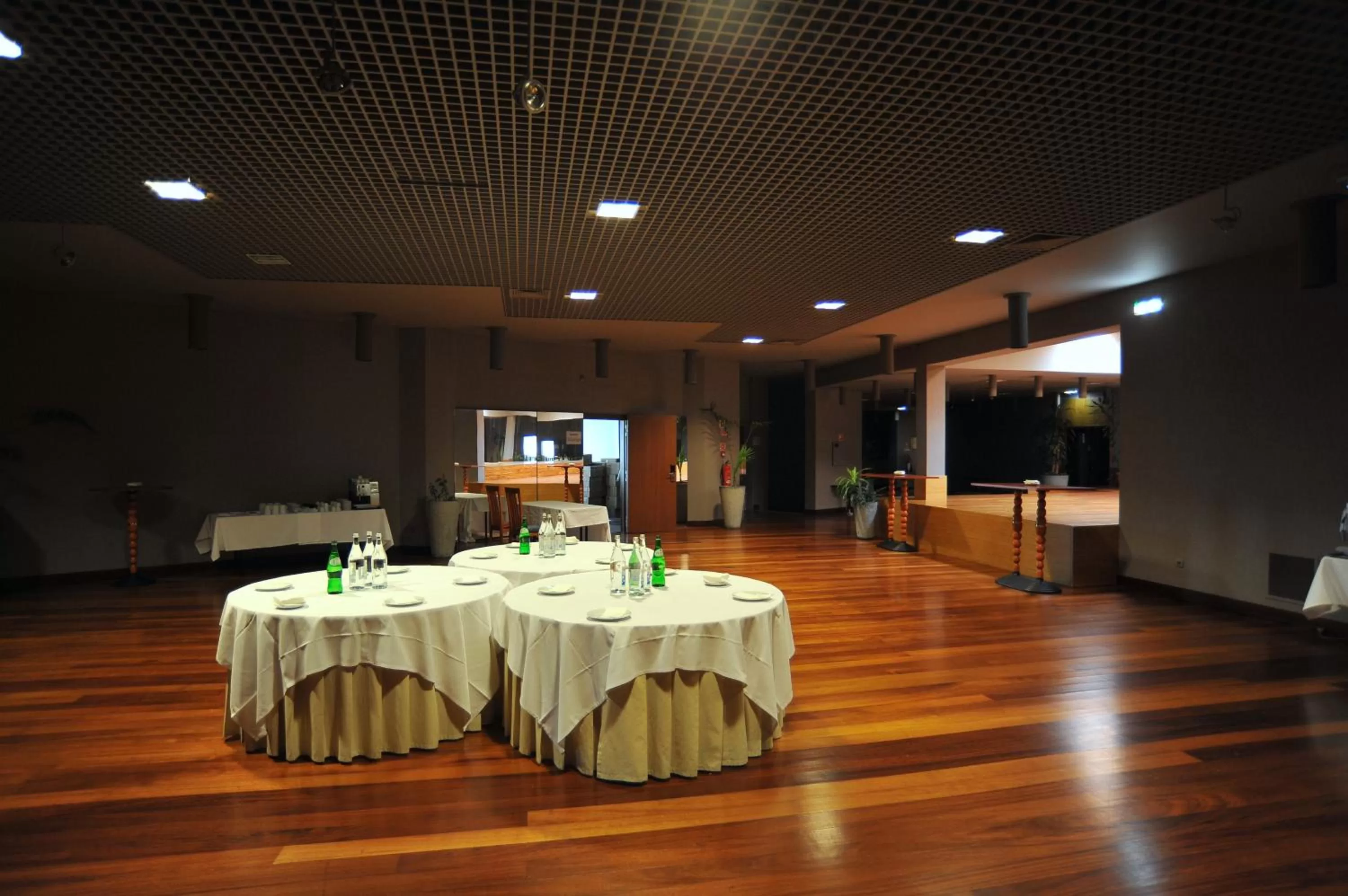 Restaurant/places to eat in Axis Vermar Conference & Beach Hotel