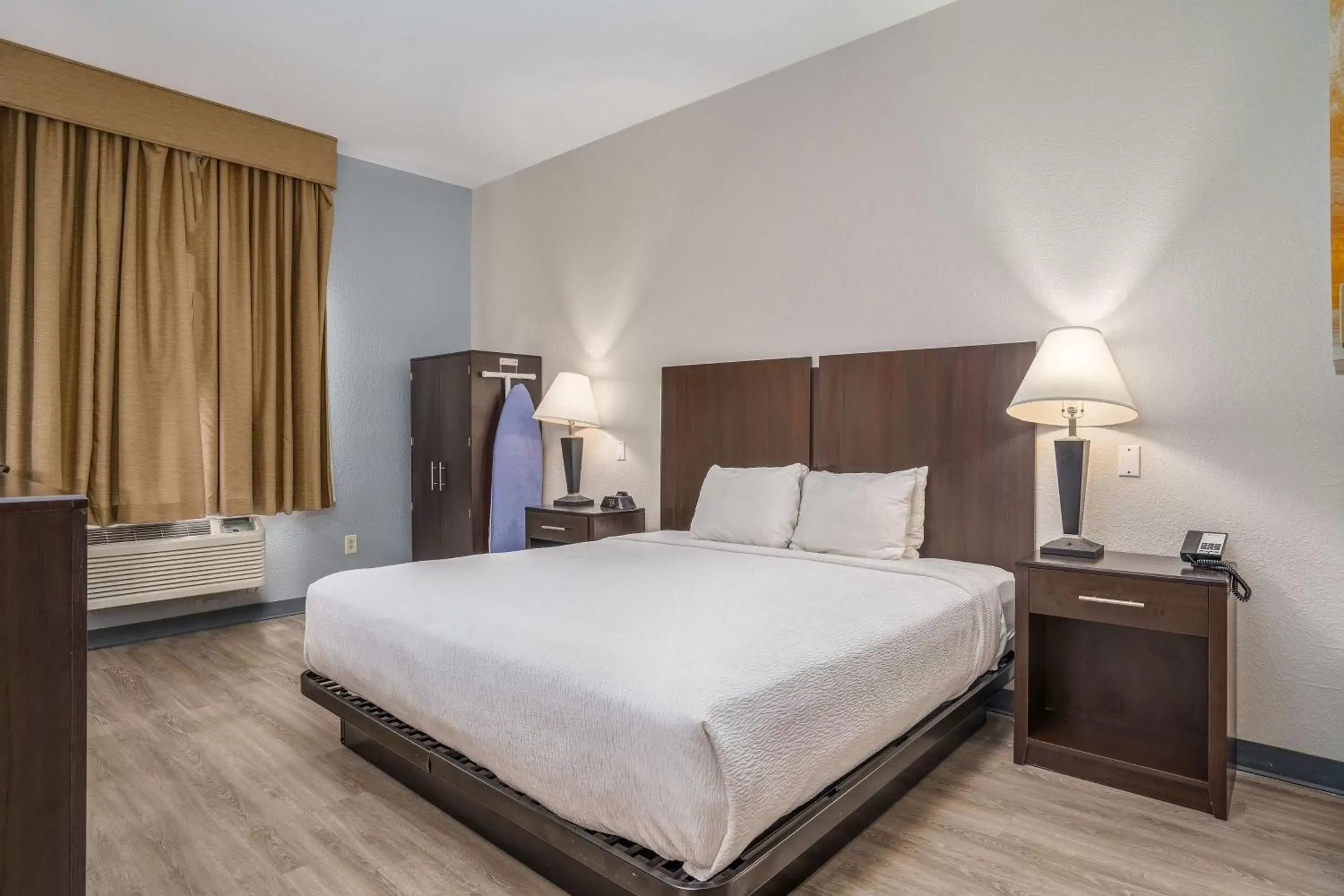 King Room with Mobility Accessible Roll-In Shower in Best Western Plus Silvercreek Inn King Room with Mobility Accessible Roll-In Shower in Best Western Plus Silvercreek Inn