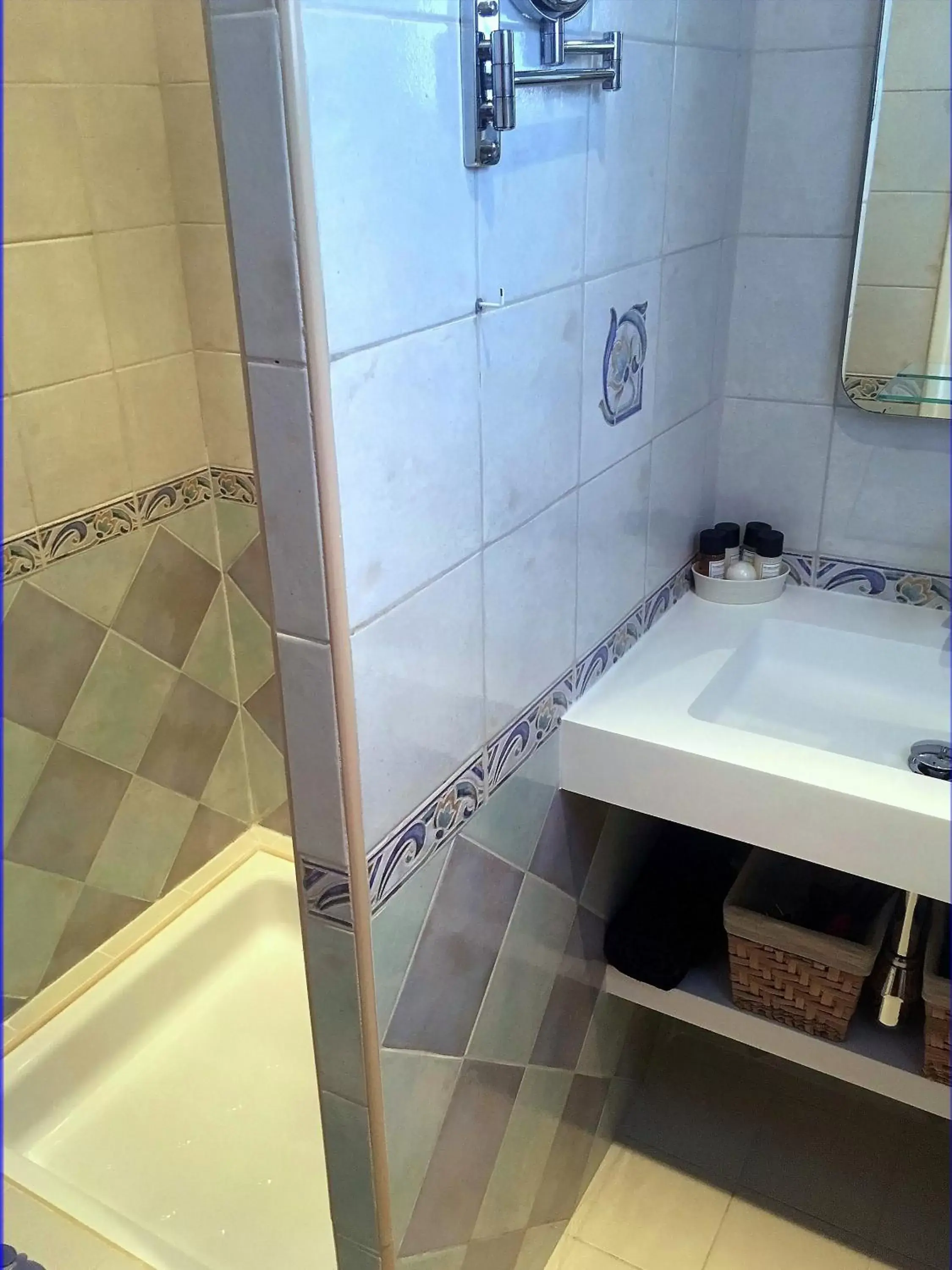 Shower, Bathroom in Villa Les Hortensias B&B
