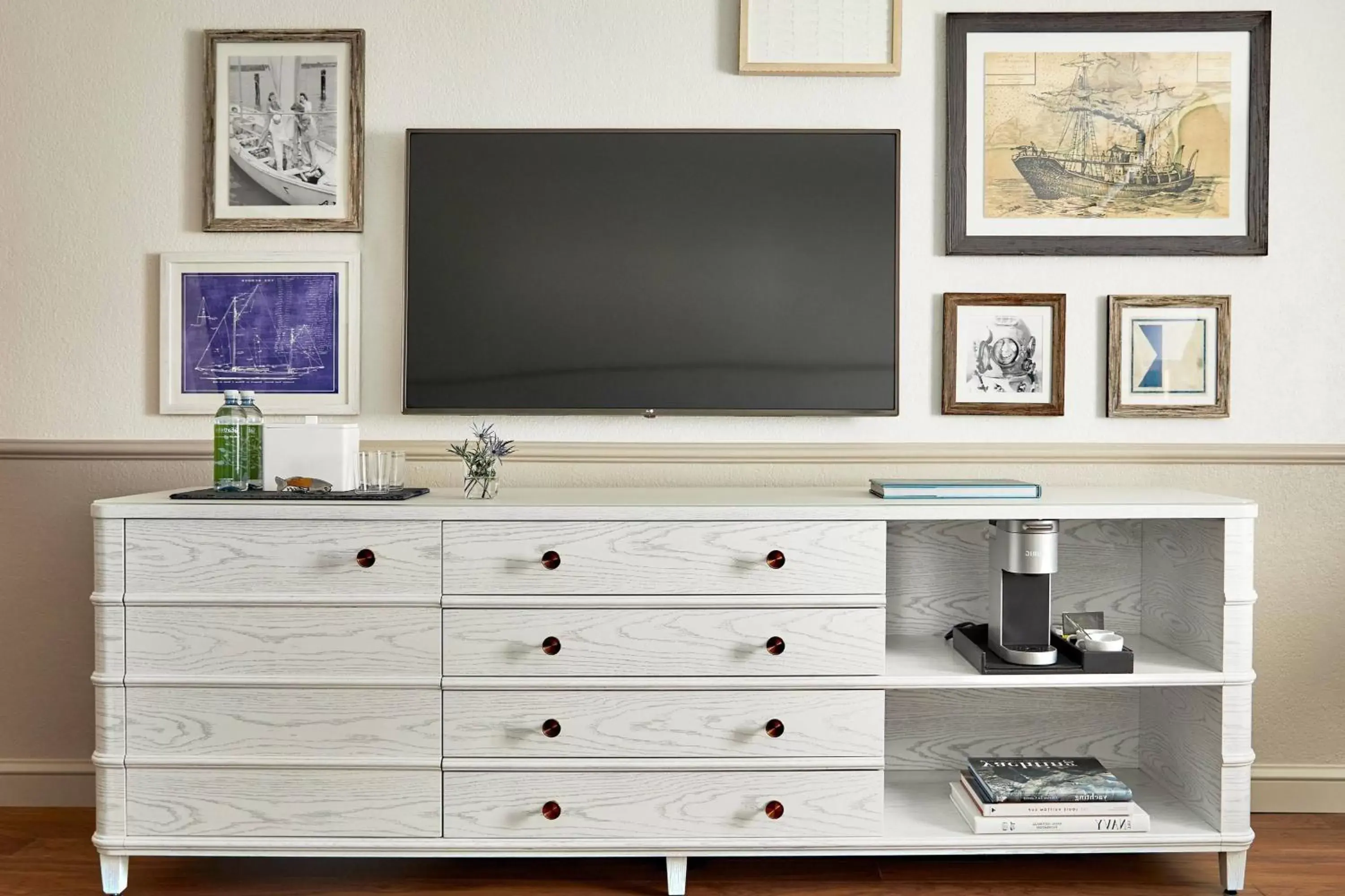 Photo of the whole room, TV/Entertainment Center in Annapolis Waterfront Hotel, Autograph Collection