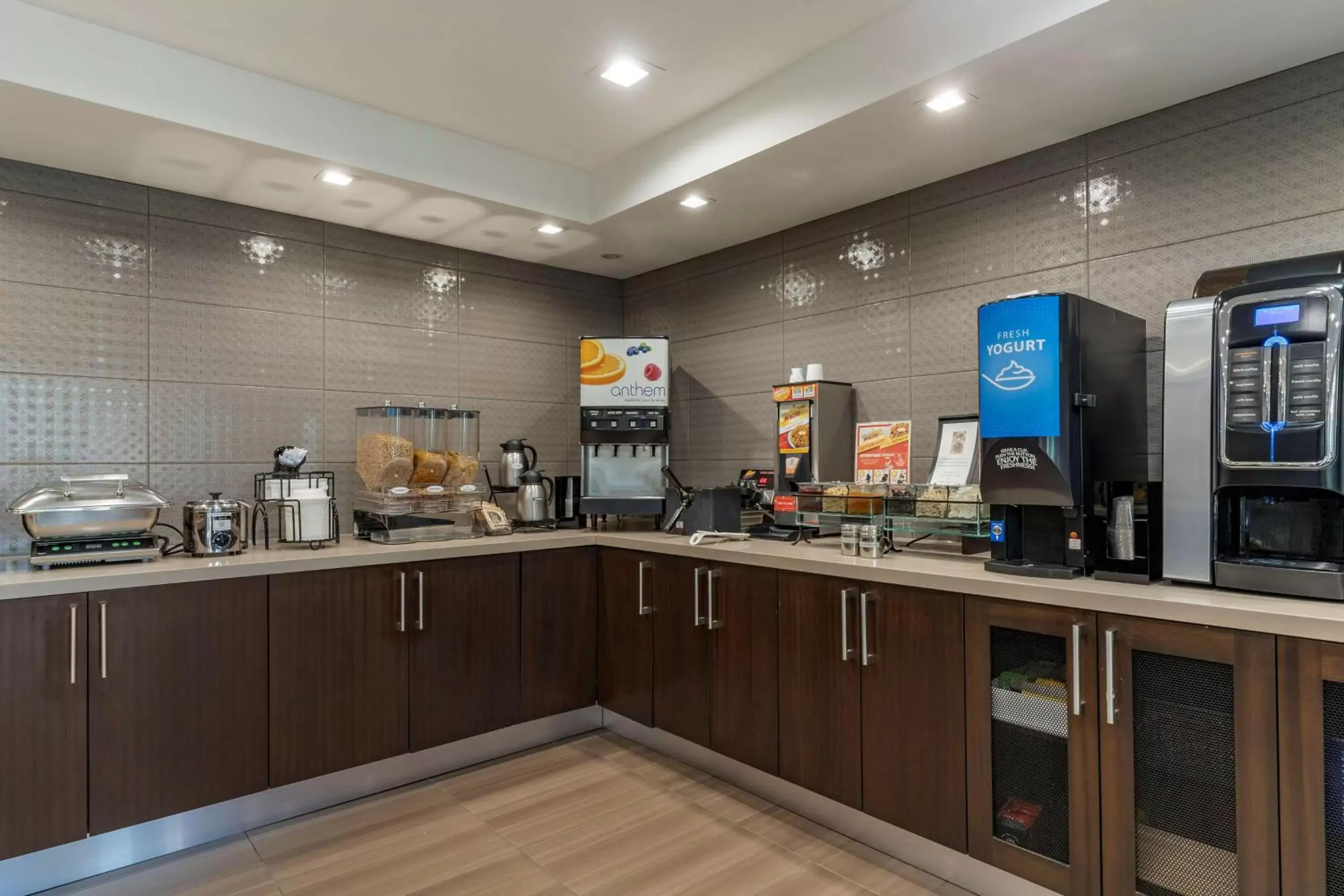 Lobby or reception, Kitchen/Kitchenette in Best Western Silicon Valley Inn