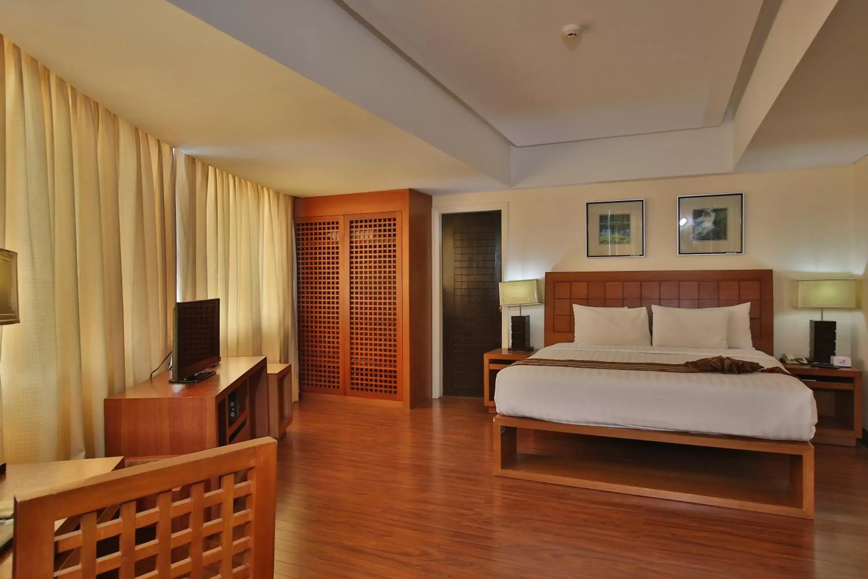 Photo of the whole room, Bed in Crown Regency Hotel & Towers