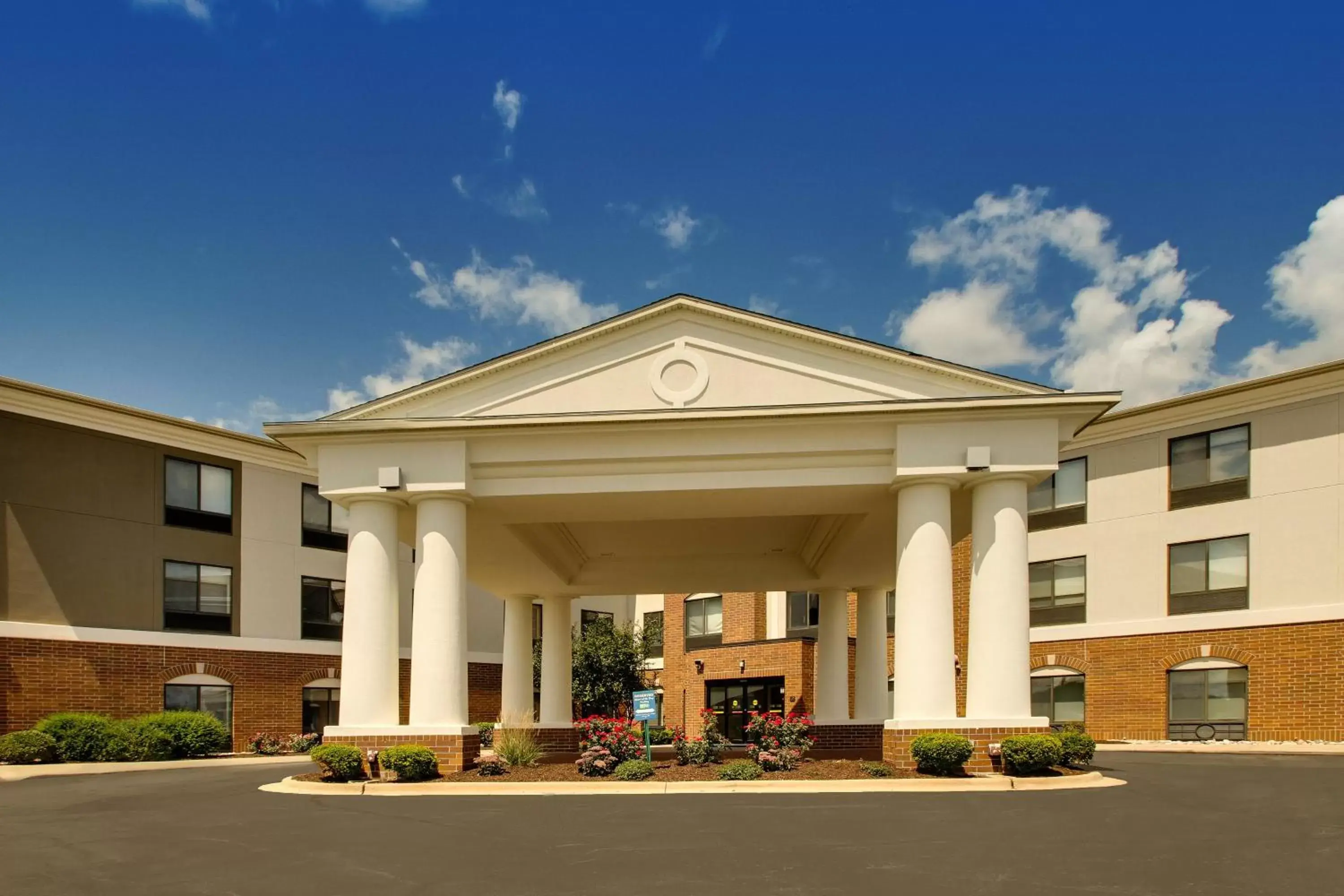 Property Building in Holiday Inn Express Hotel & Suites Morris, an IHG Hotel