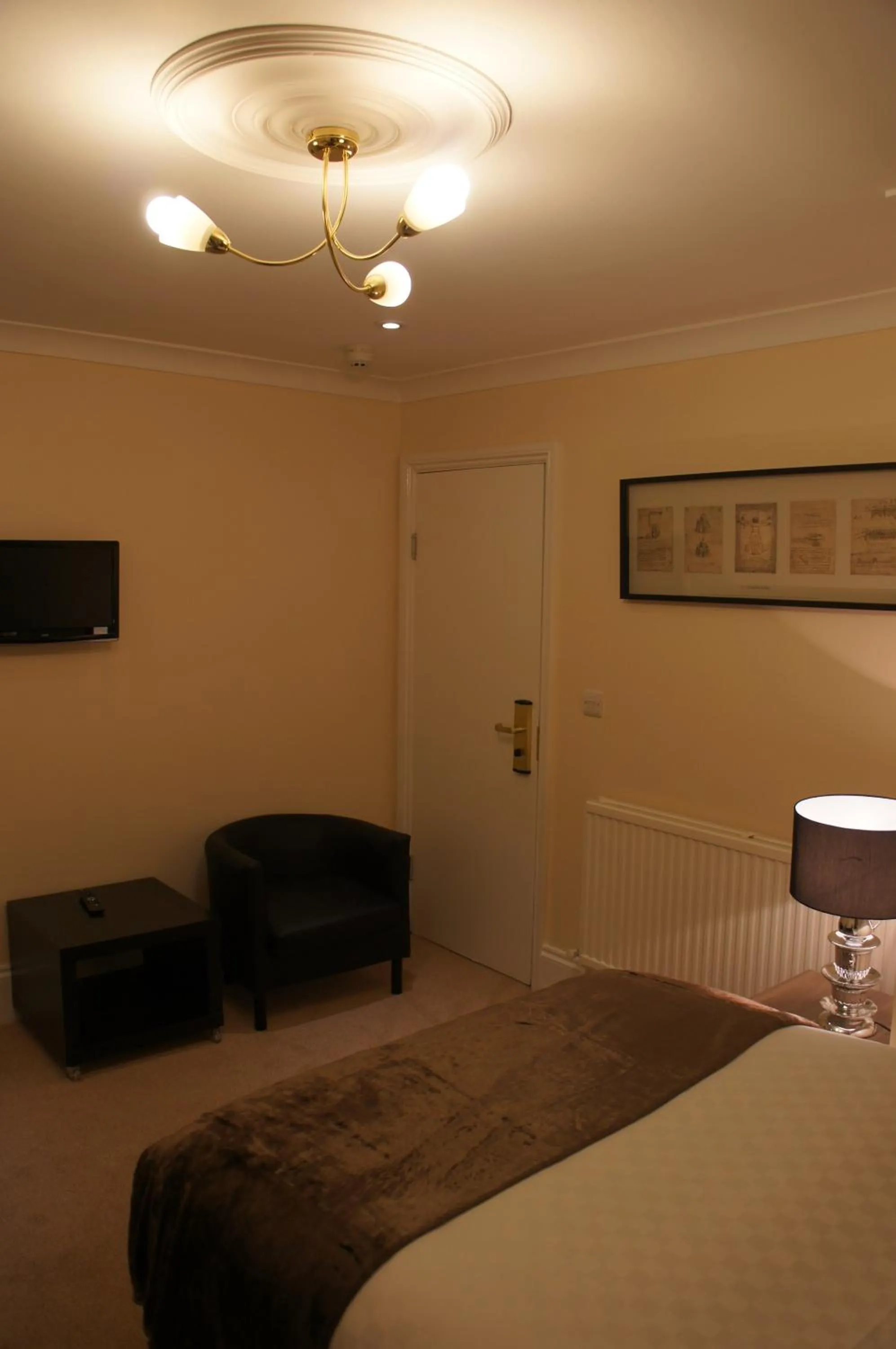 Bed in Sapphire Hotel London