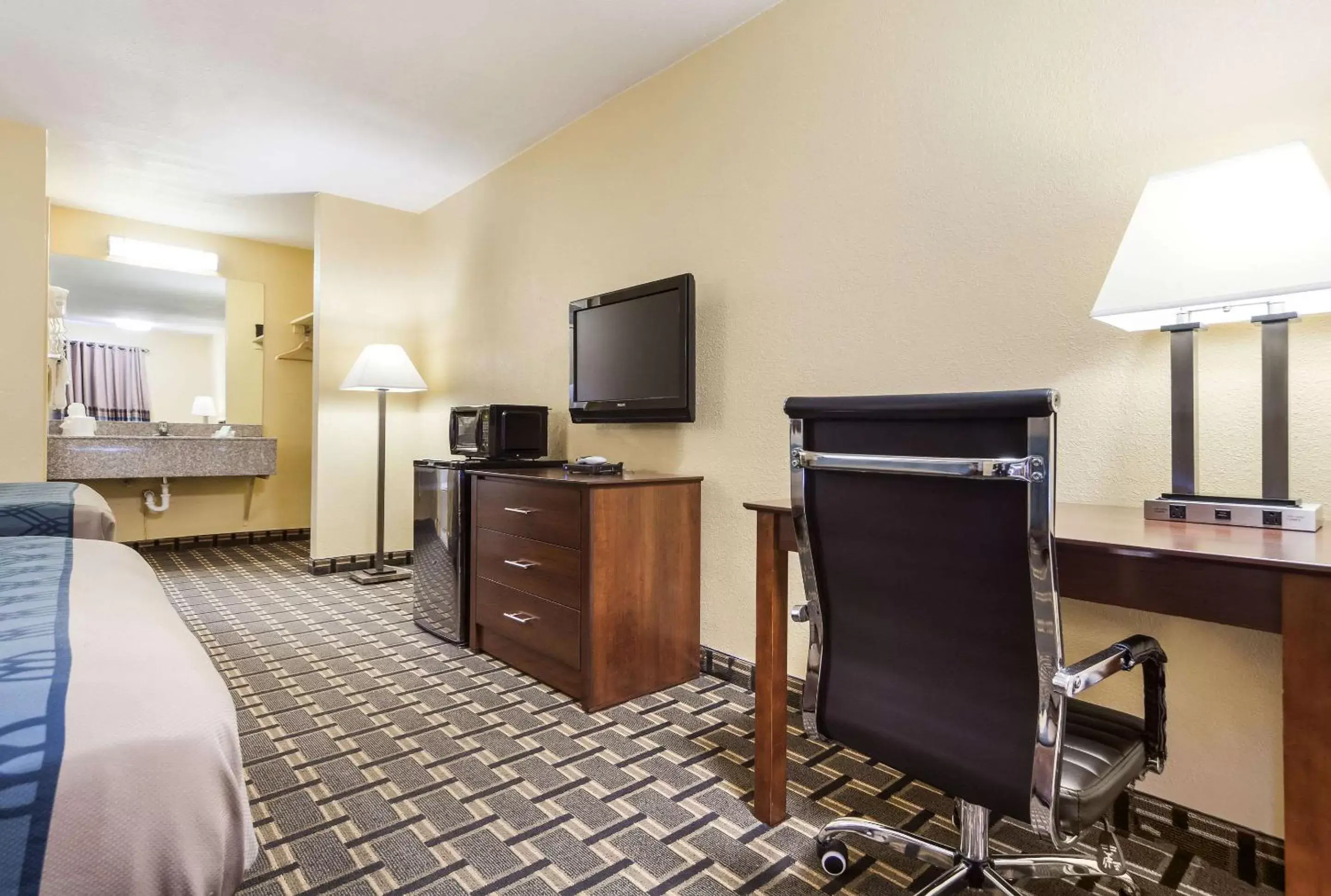 Photo of the whole room, TV/Entertainment Center in Rodeway Inn University District