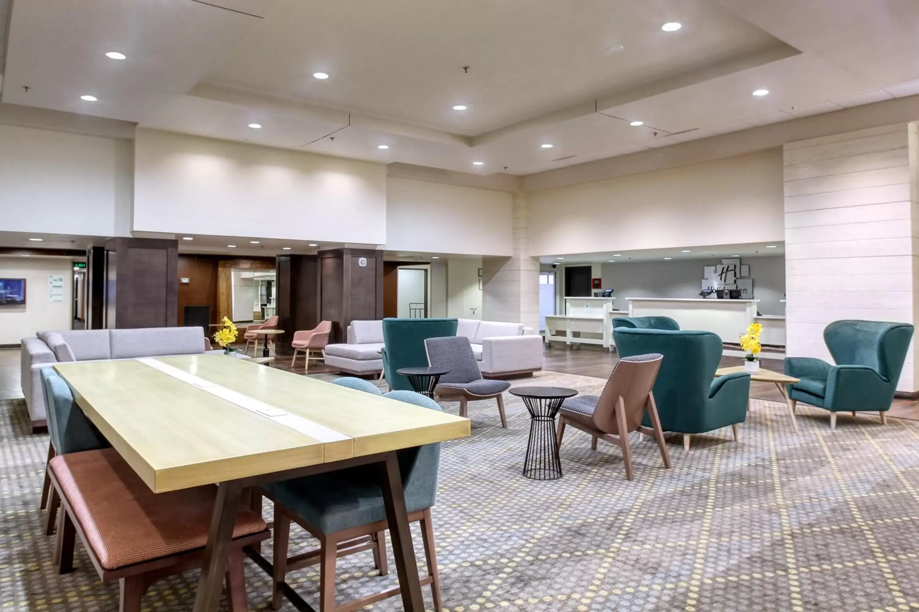Lobby or reception, Restaurant/Places to Eat in Holiday Inn & Suites Atlanta Airport North, an IHG Hotel