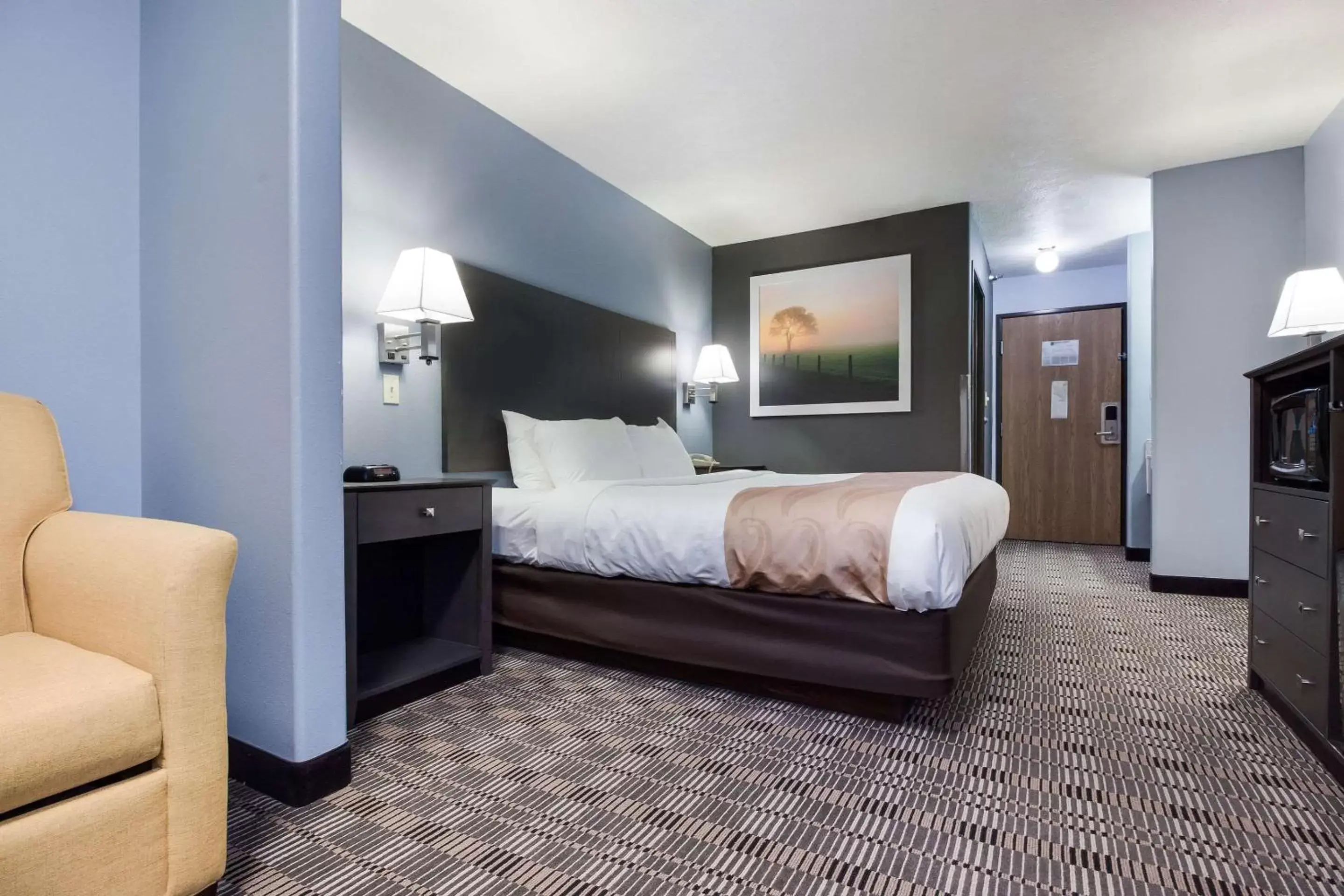 Photo of the whole room, Bed in Quality Inn & Suites