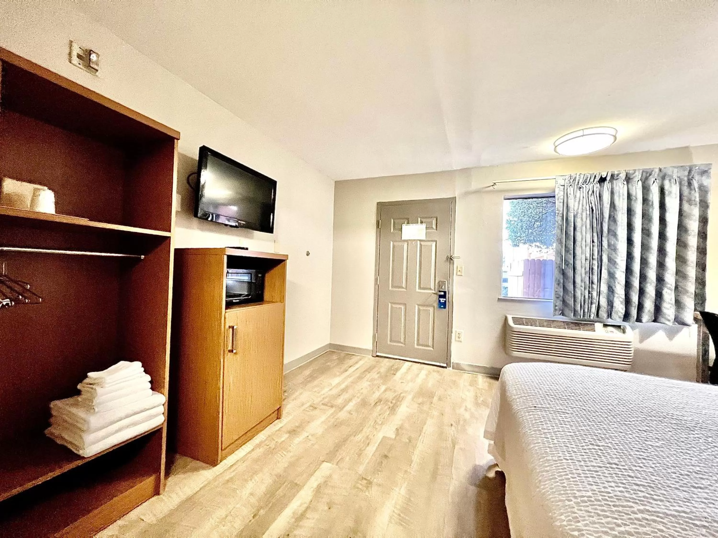 Bed in Days Inn & Suites by Wyndham Arlington Near Six Flags