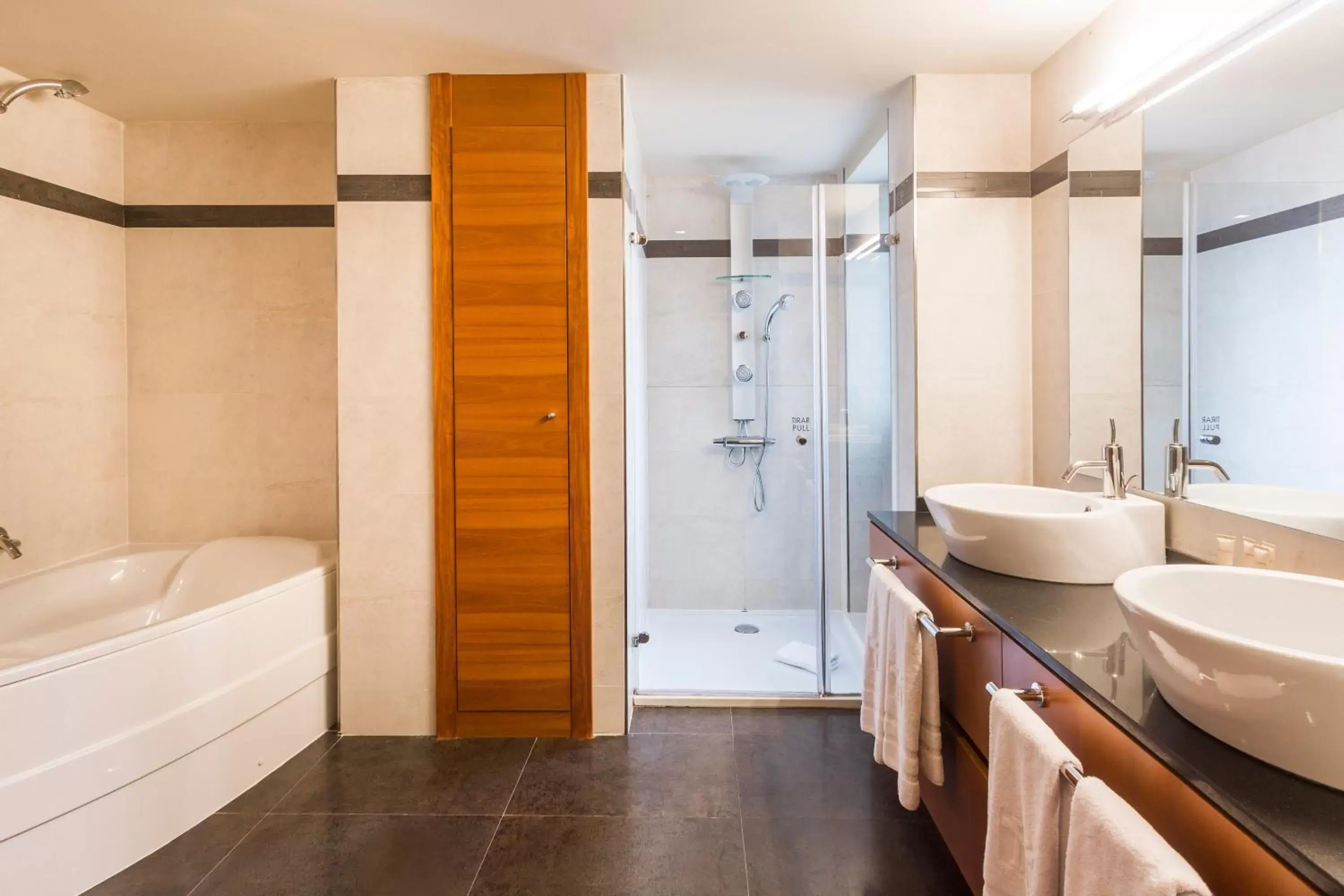 Shower, Bathroom in Majestic Hotel & Spa Barcelona GL