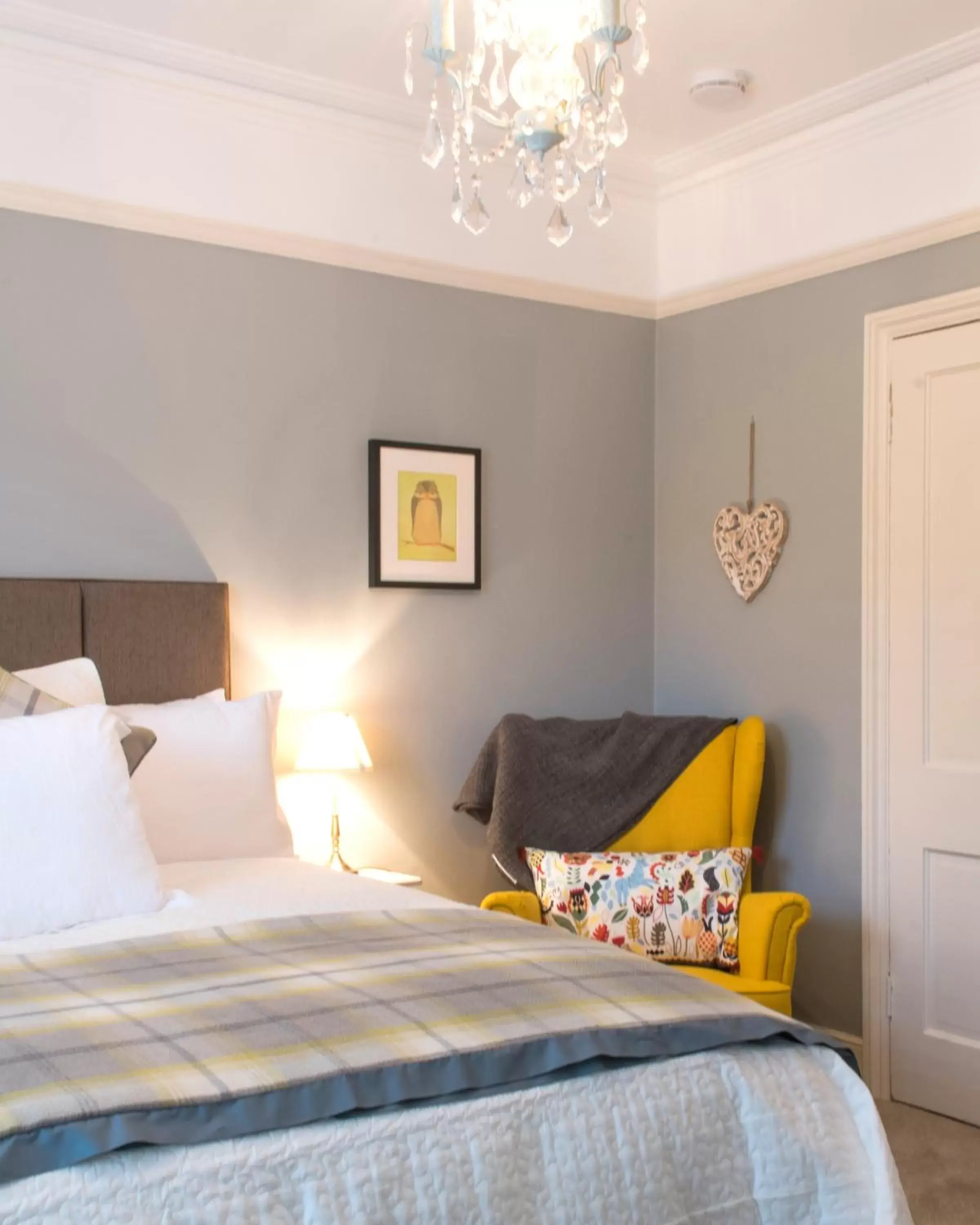 Bed in April House Weybridge - Boutique Guesthouse