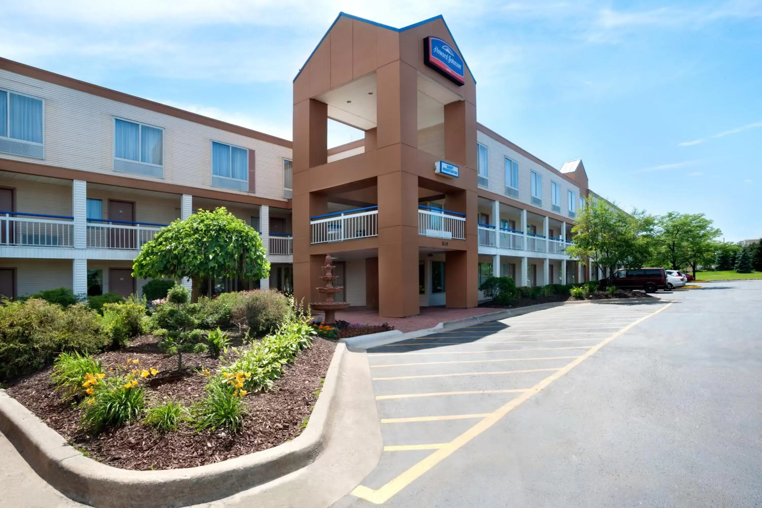 Property Building in Howard Johnson by Wyndham Romulus Detroit Metro Airport