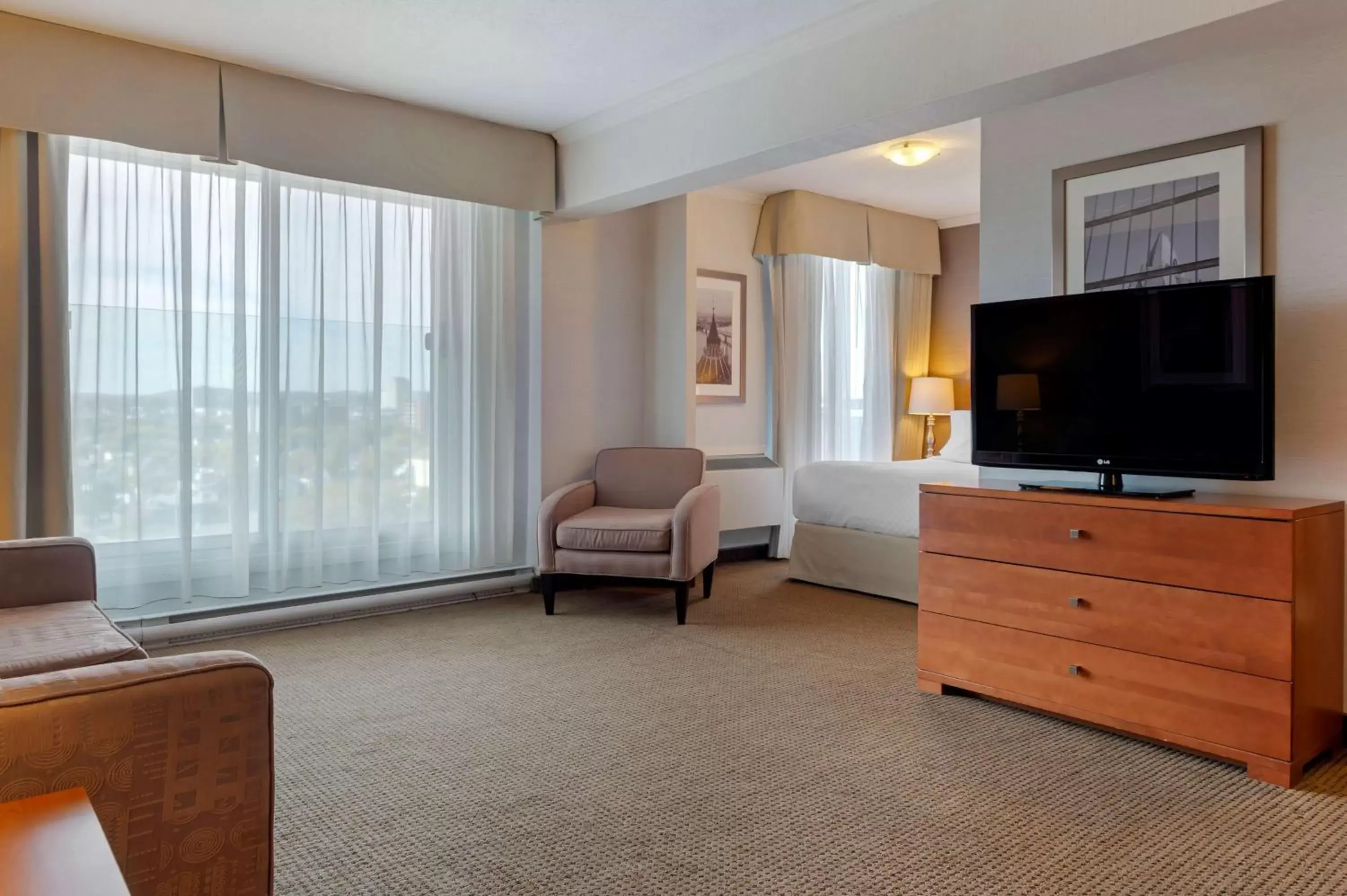 Photo of the whole room, TV/Entertainment Center in Best Western Plus Gatineau-Ottawa Downtown
