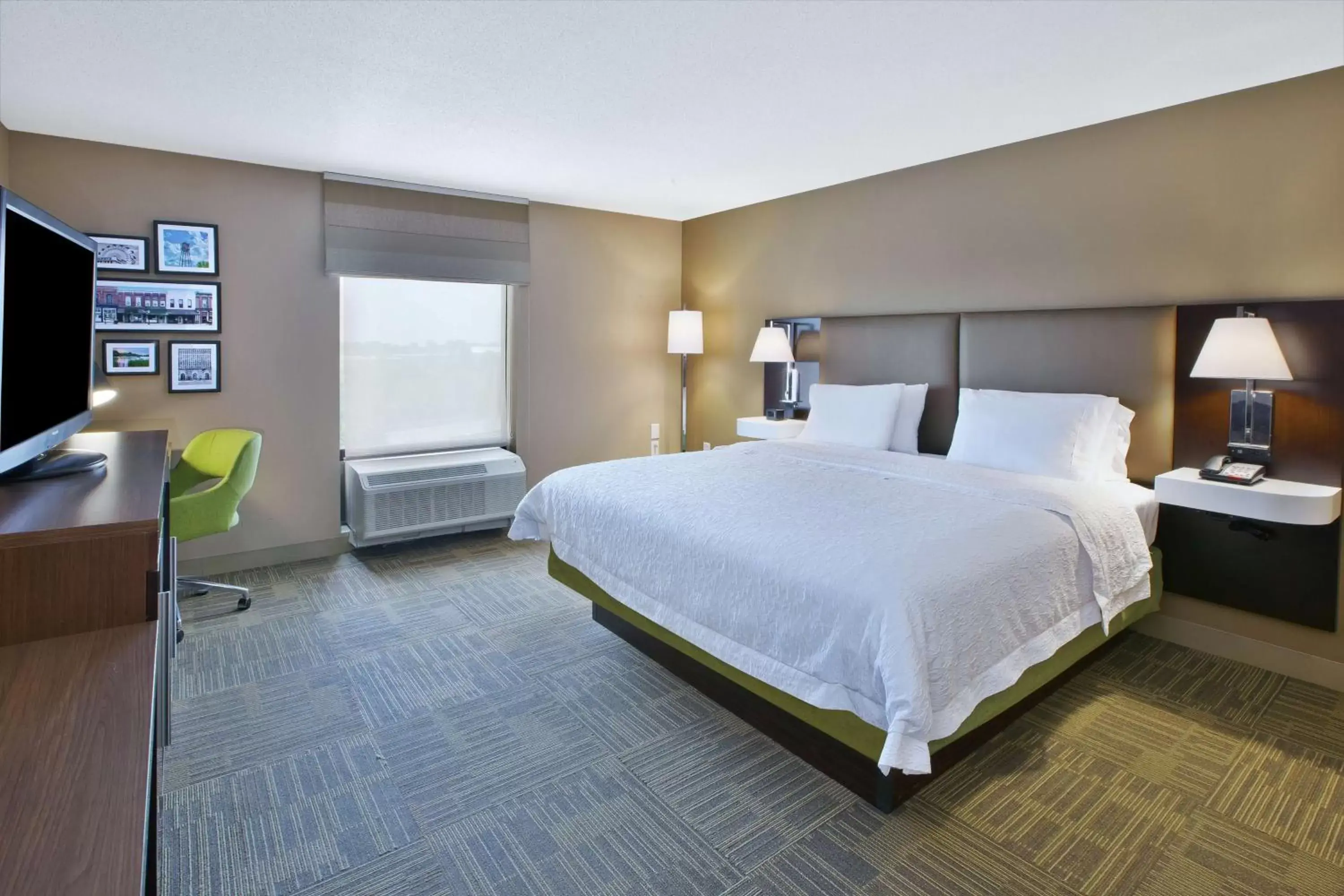 Bedroom, Bed in Hampton Inn Commerce/Novi