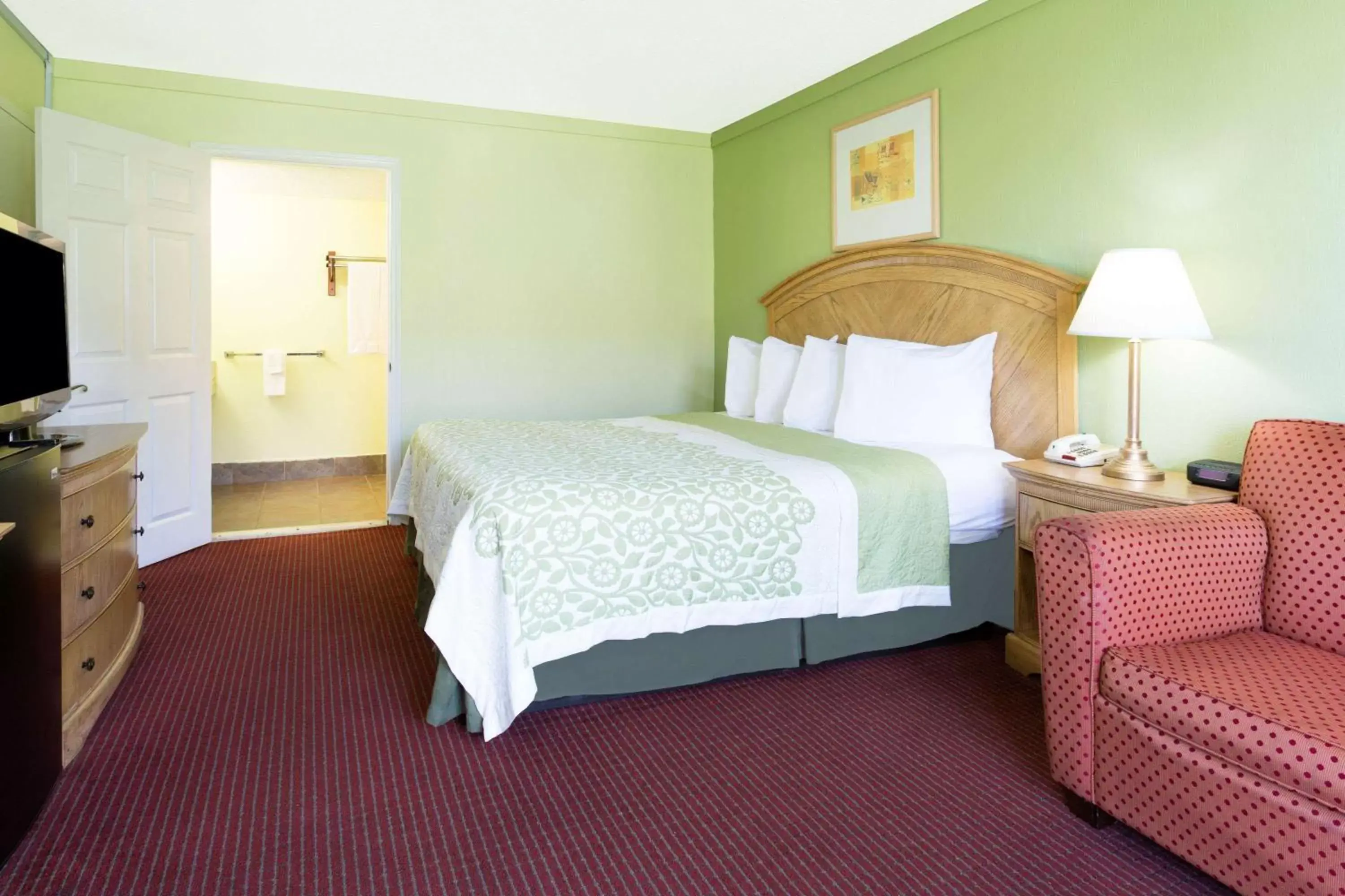 Photo of the whole room, Bed in Days Inn by Wyndham Washington