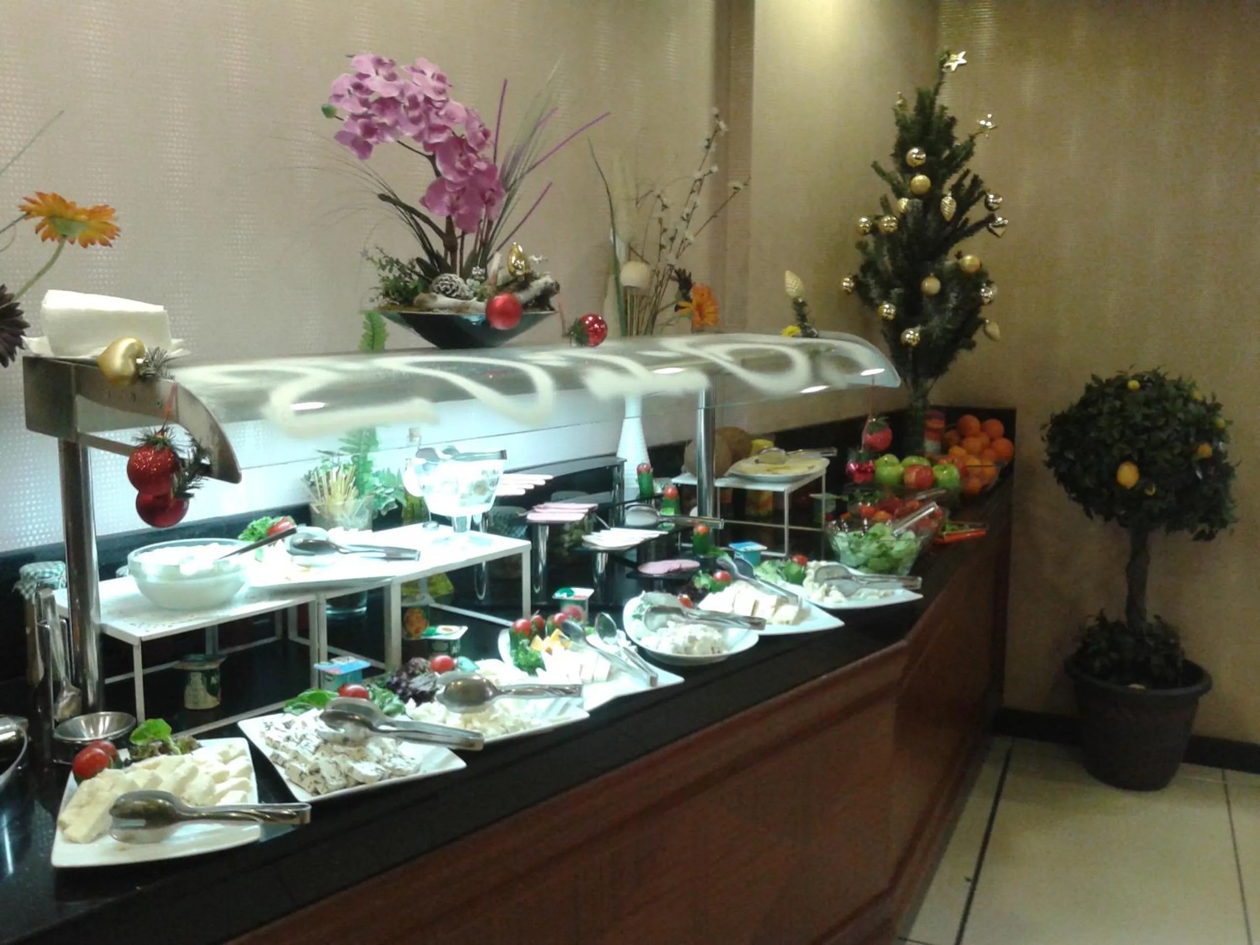 Restaurant/places to eat in Tugcu Hotel Select