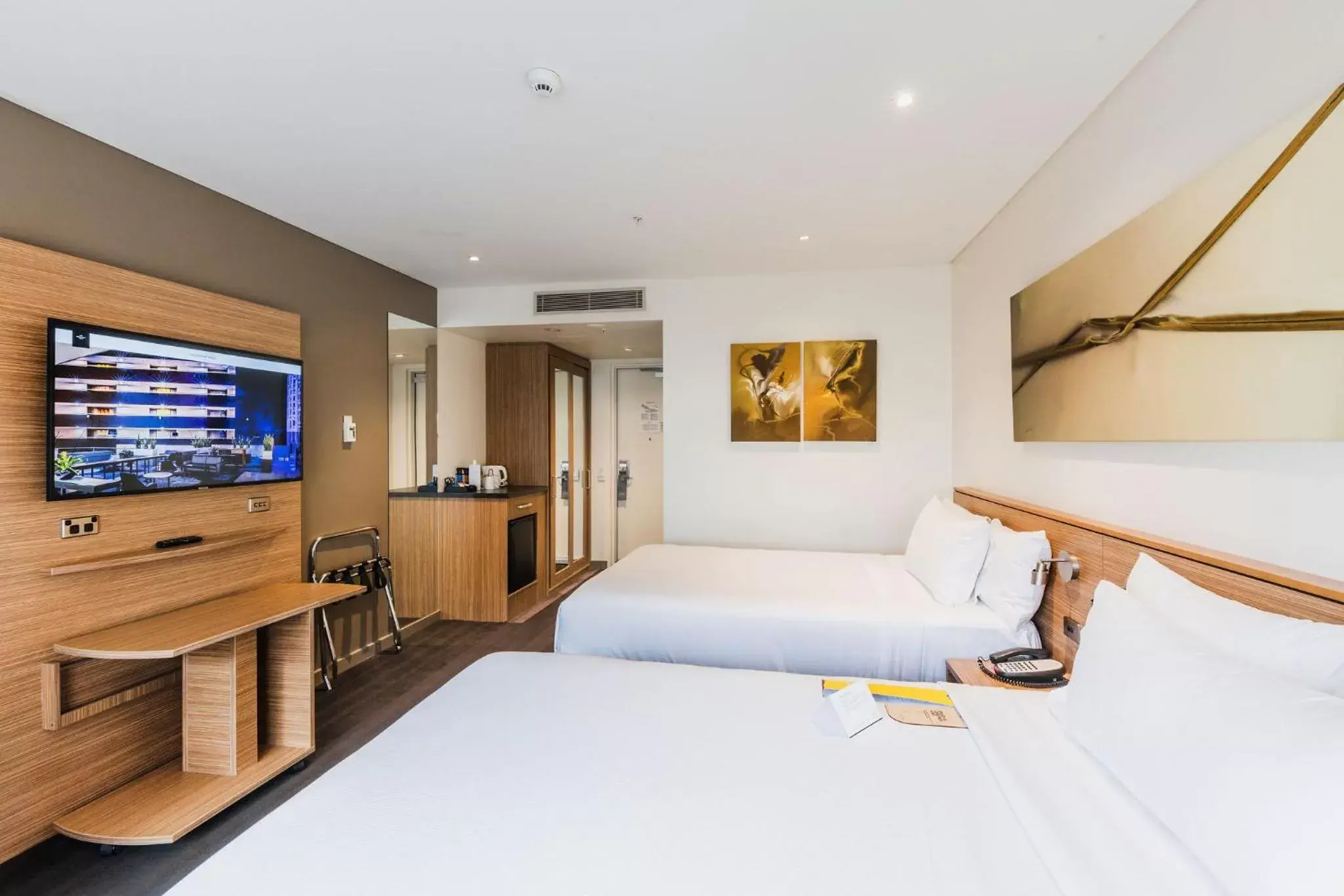 Bed, TV/Entertainment Center in Crowne Plaza Canberra, an IHG Hotel