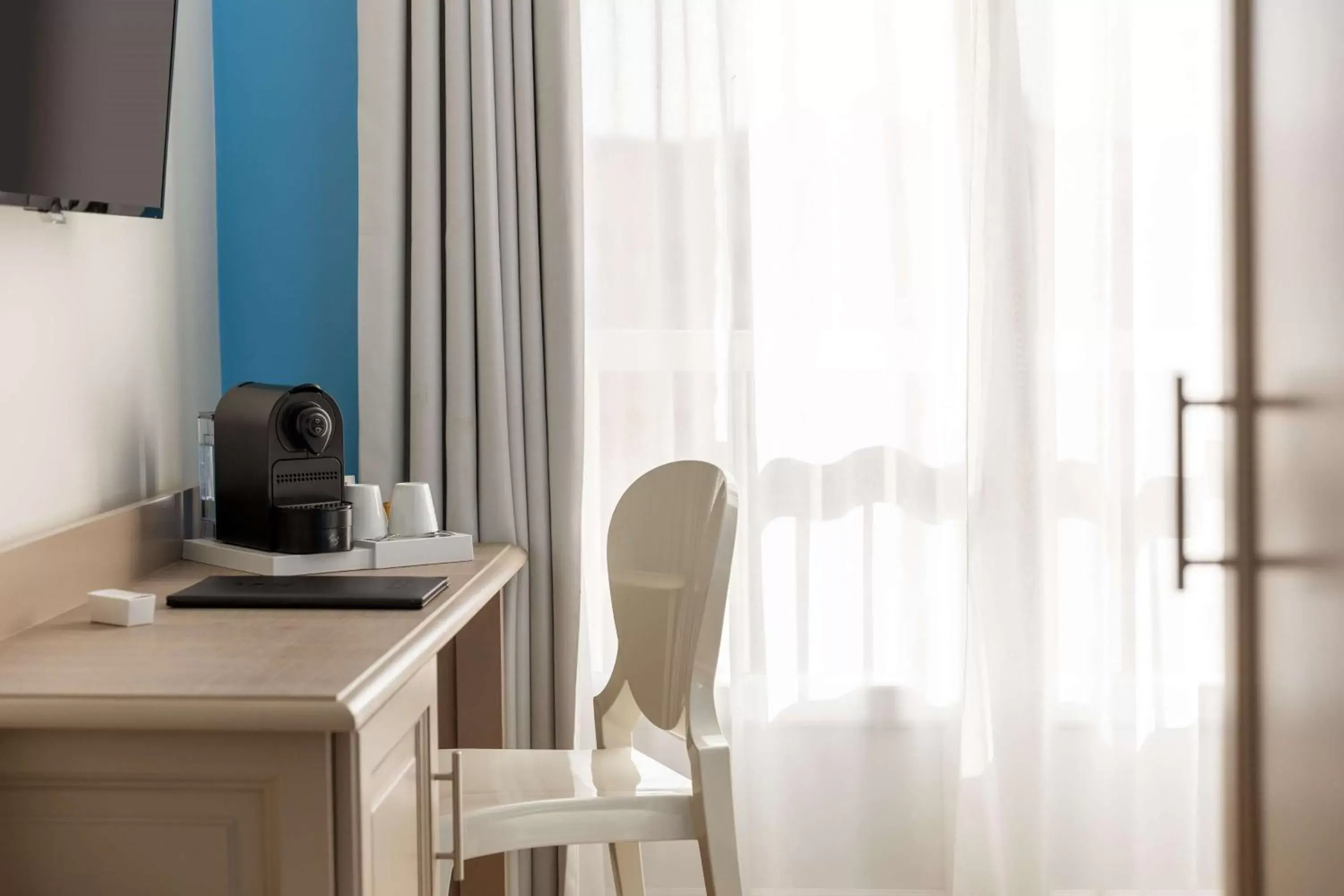 Bedroom, TV/Entertainment Center in Best Western Hotel Matisse