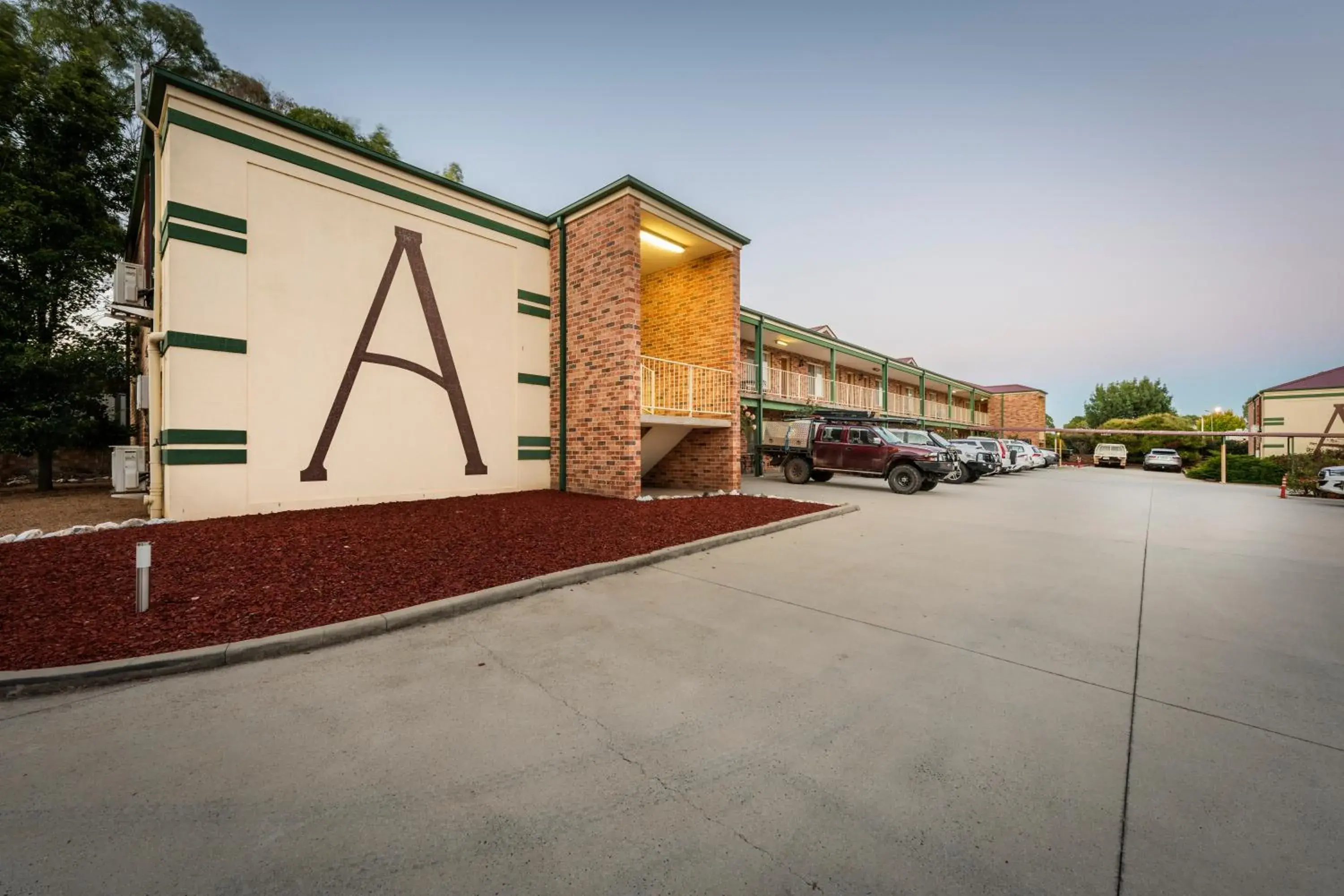 Property building in Best Western Plus Ambassador Orange Property building in Best Western Plus Ambassador Orange