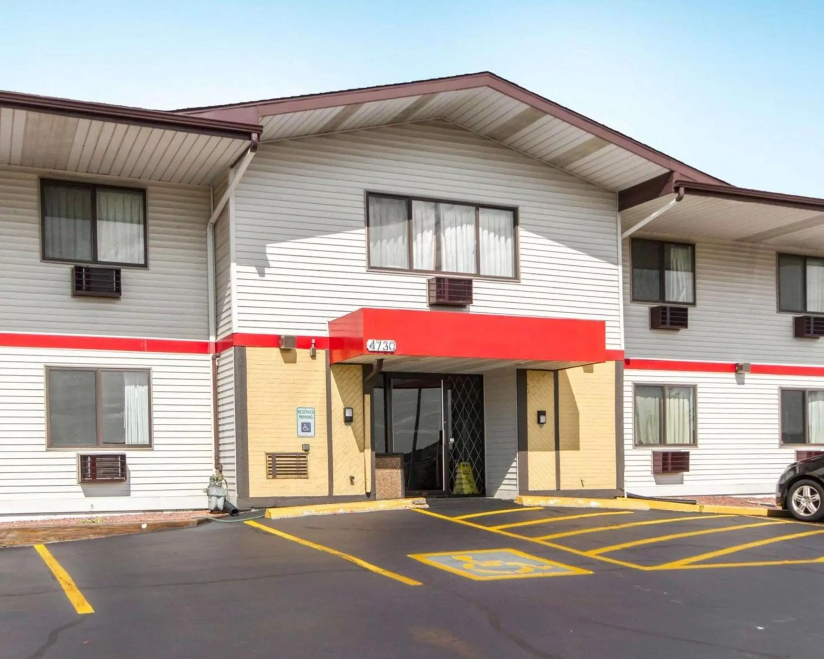 Property Building in Econo Lodge Madison