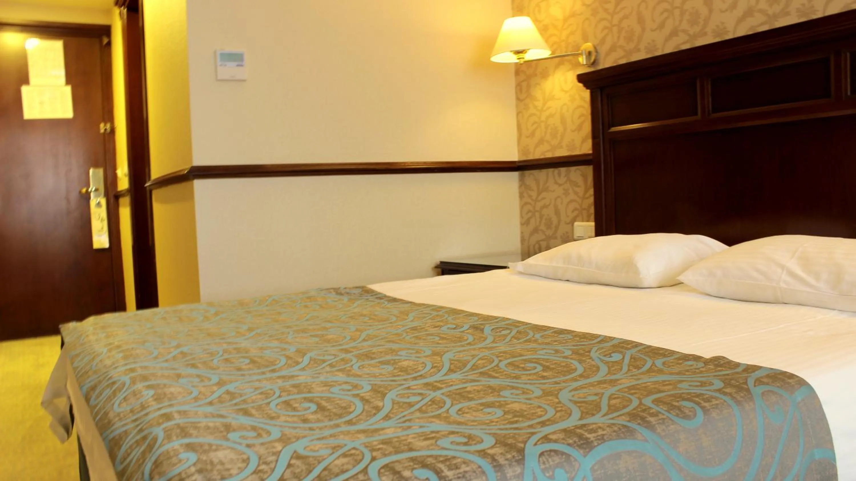 Photo of the whole room, Bed in Topkapi Inter Istanbul Hotel