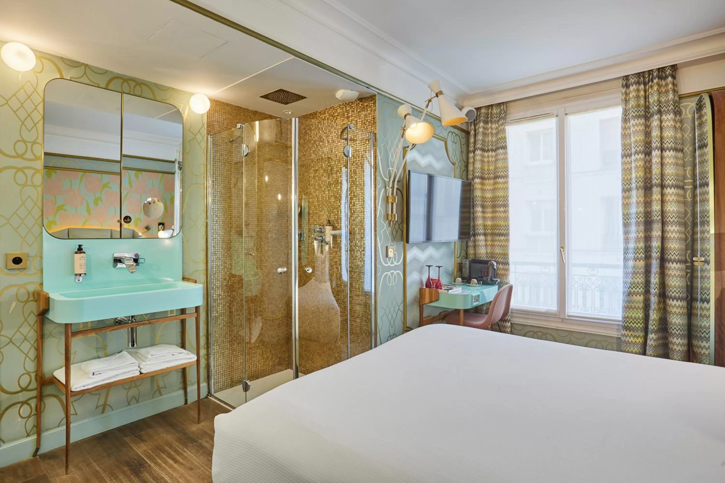 Shower, Bed in Idol Hotel