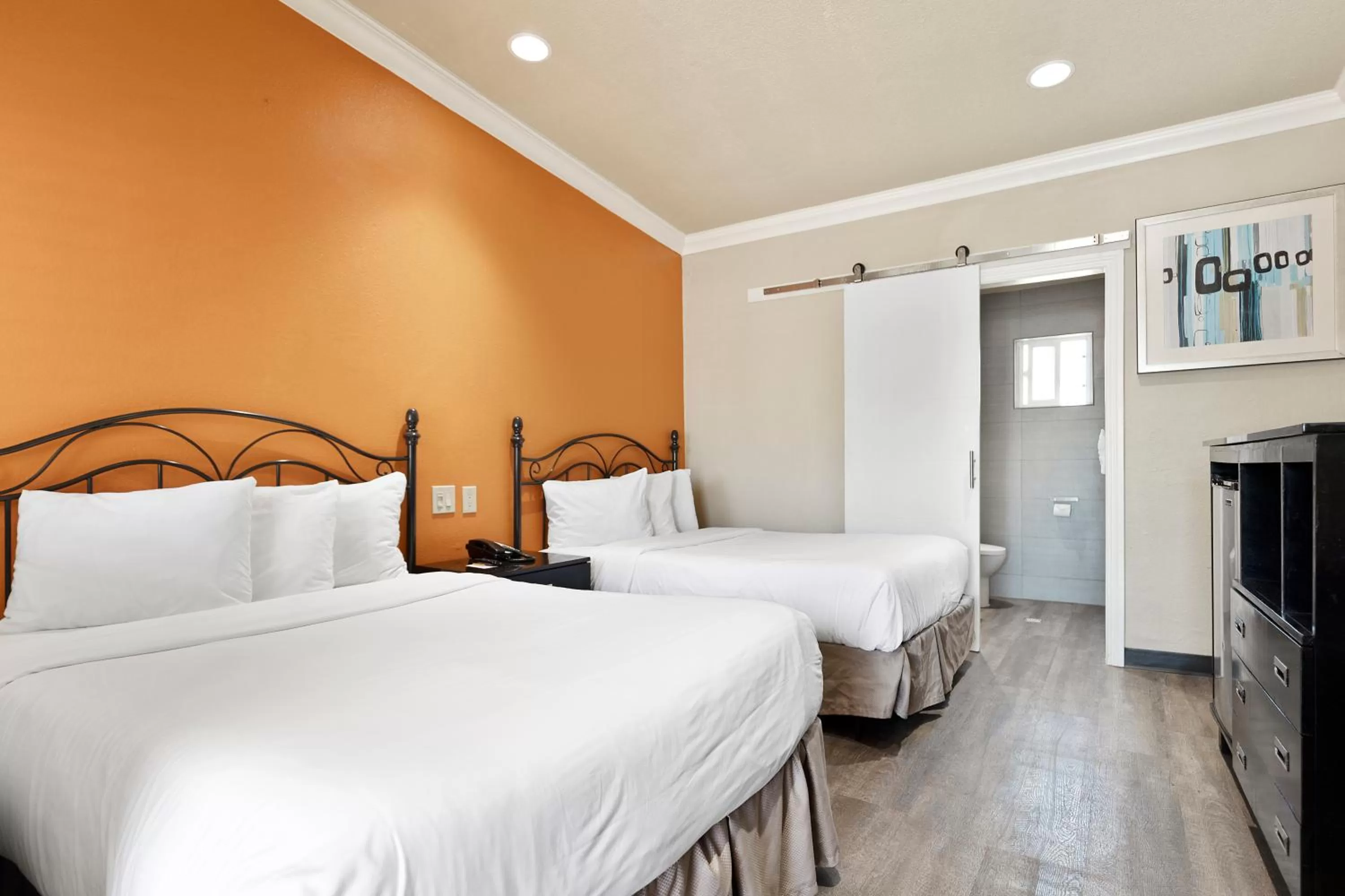 Bed in Le Blanc Inn & Suites