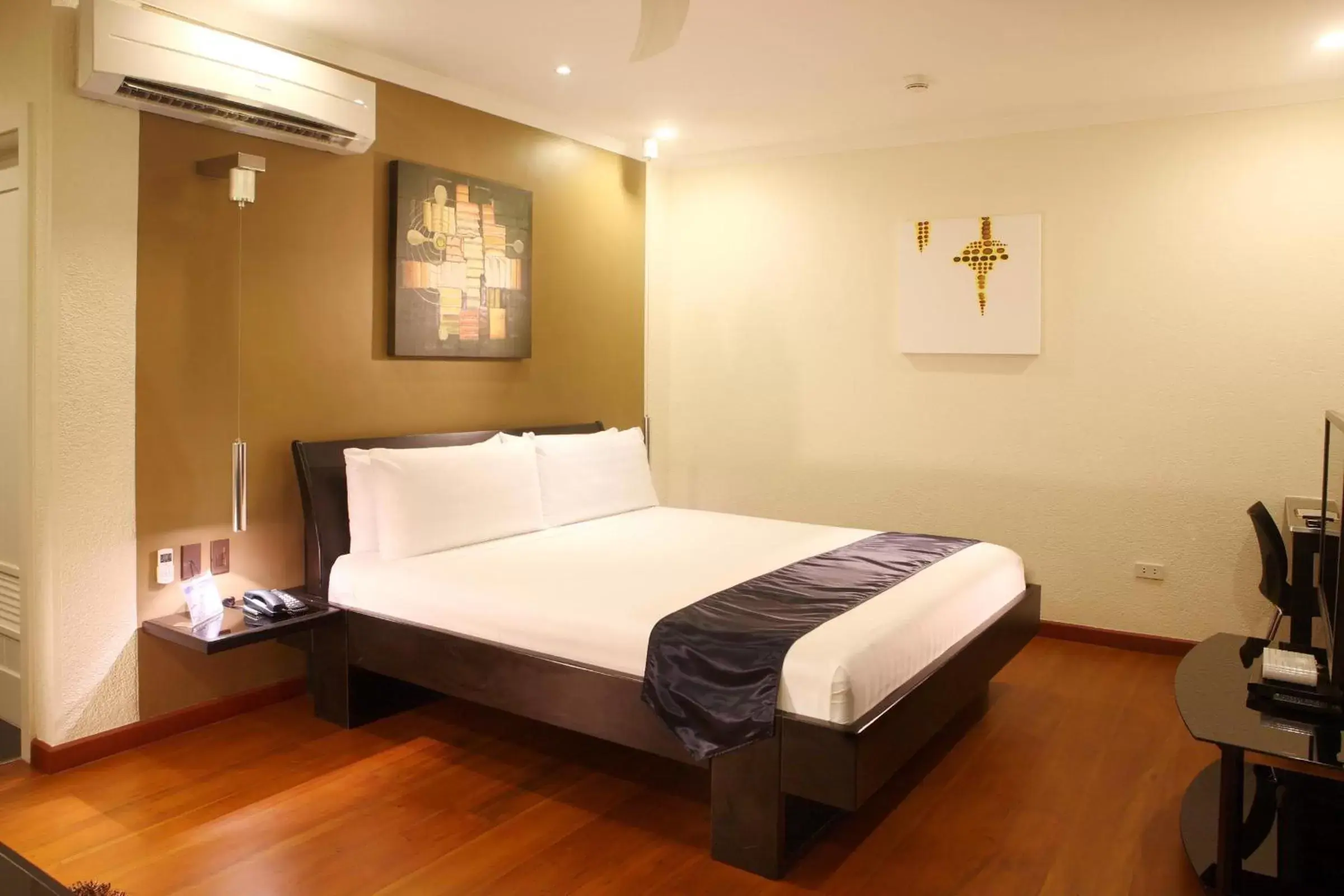 Bed in Queens Hotel Angeles City