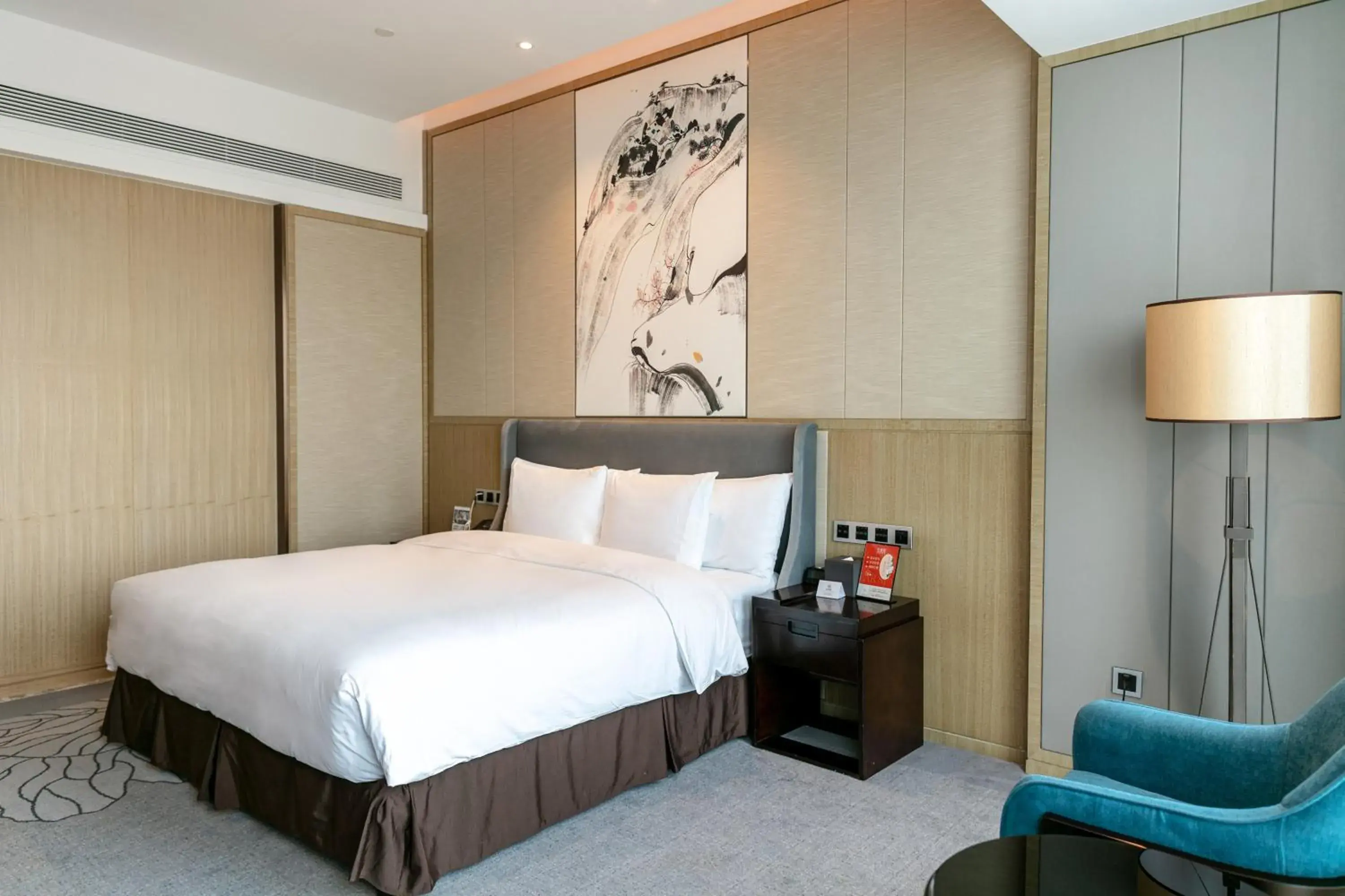 Photo of the whole room, Bed in Crowne Plaza Nanning City Center, an IHG Hotel
