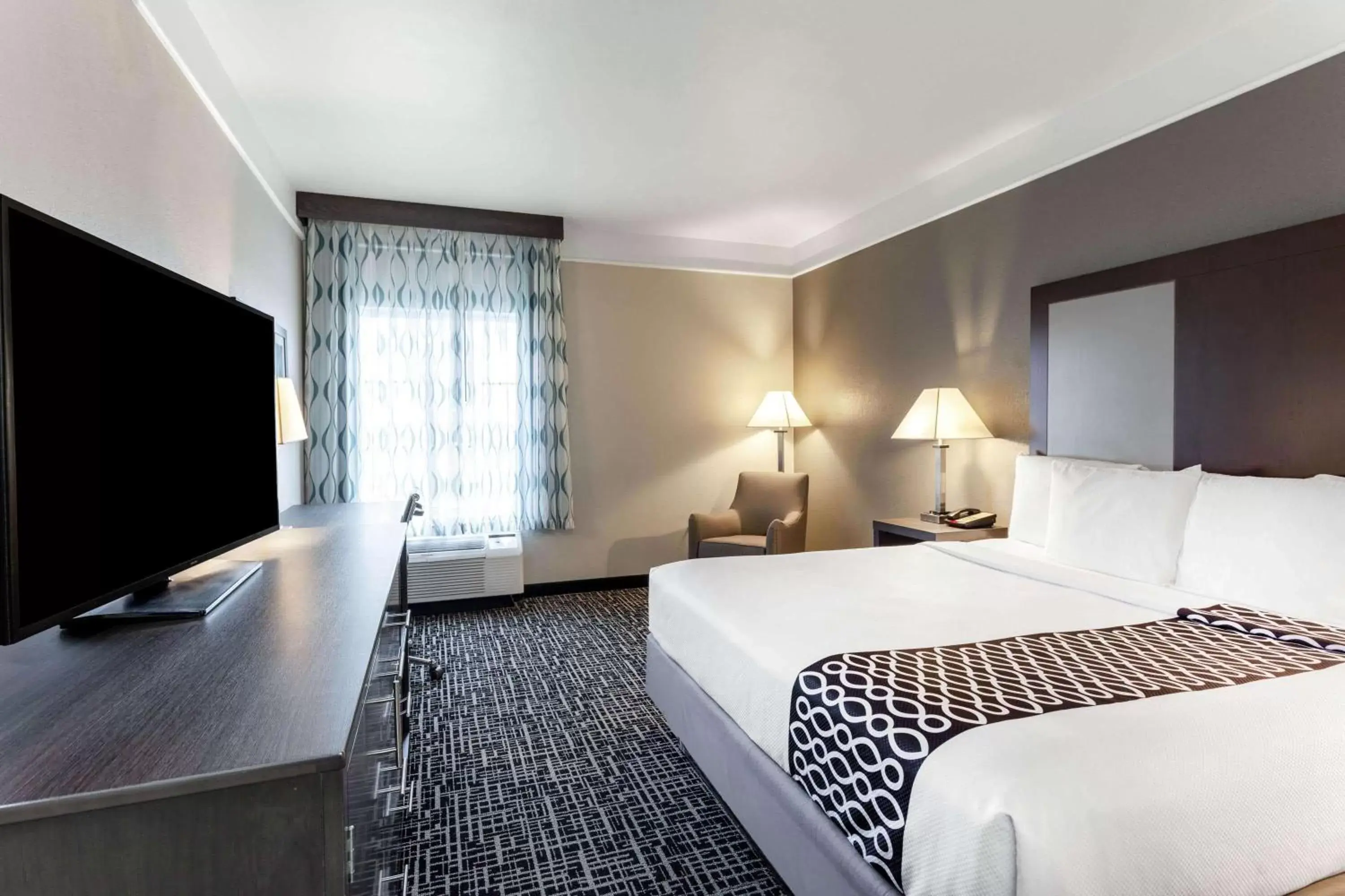 Photo of the whole room, Bed in La Quinta by Wyndham Seguin Photo of the whole room, Bed in La Quinta by Wyndham Seguin