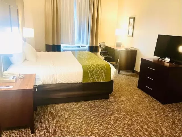 Property building, Bed in Comfort Inn Hebron-Lowell Area