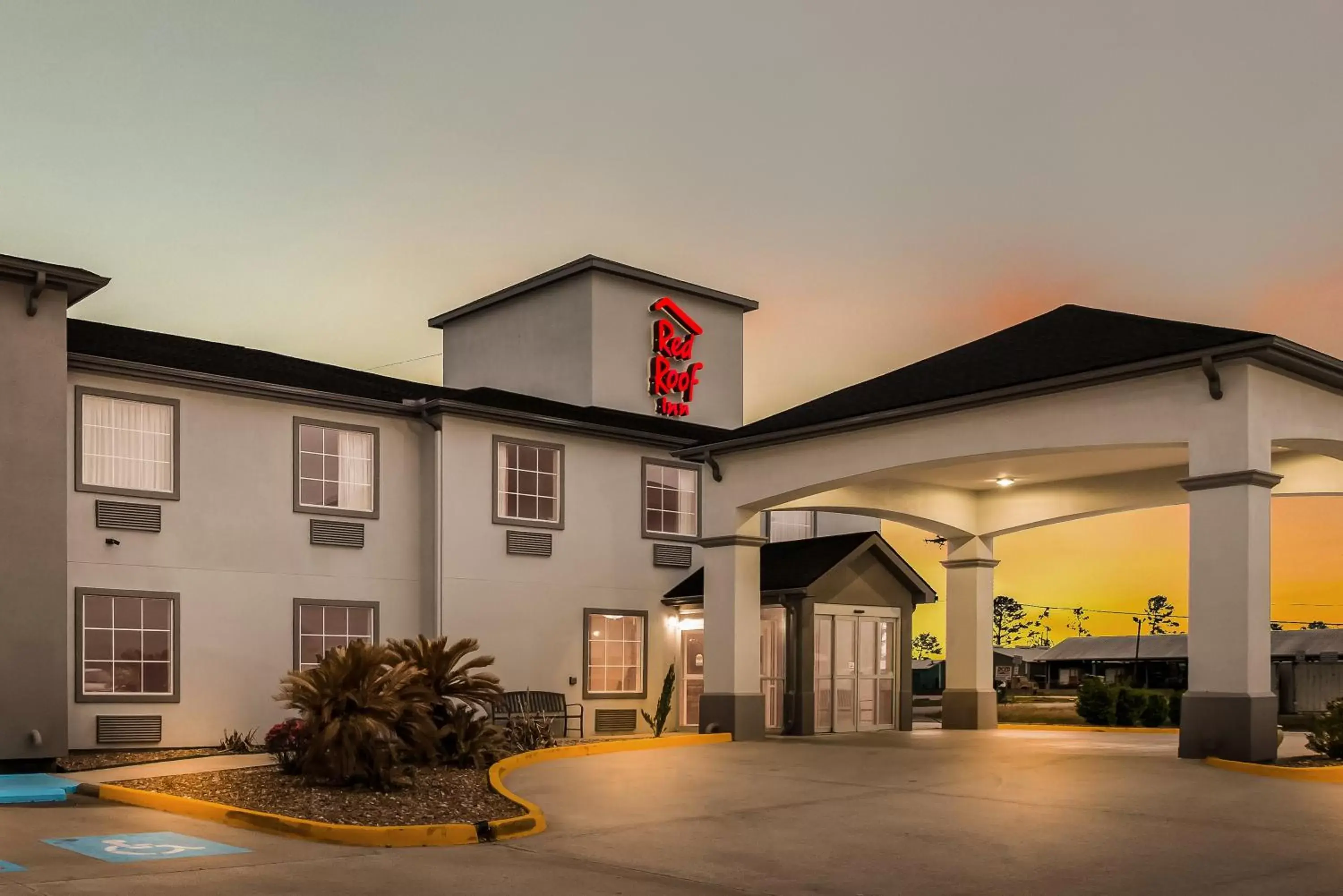 Property Building in Red Roof Inn & Suites Lake Charles