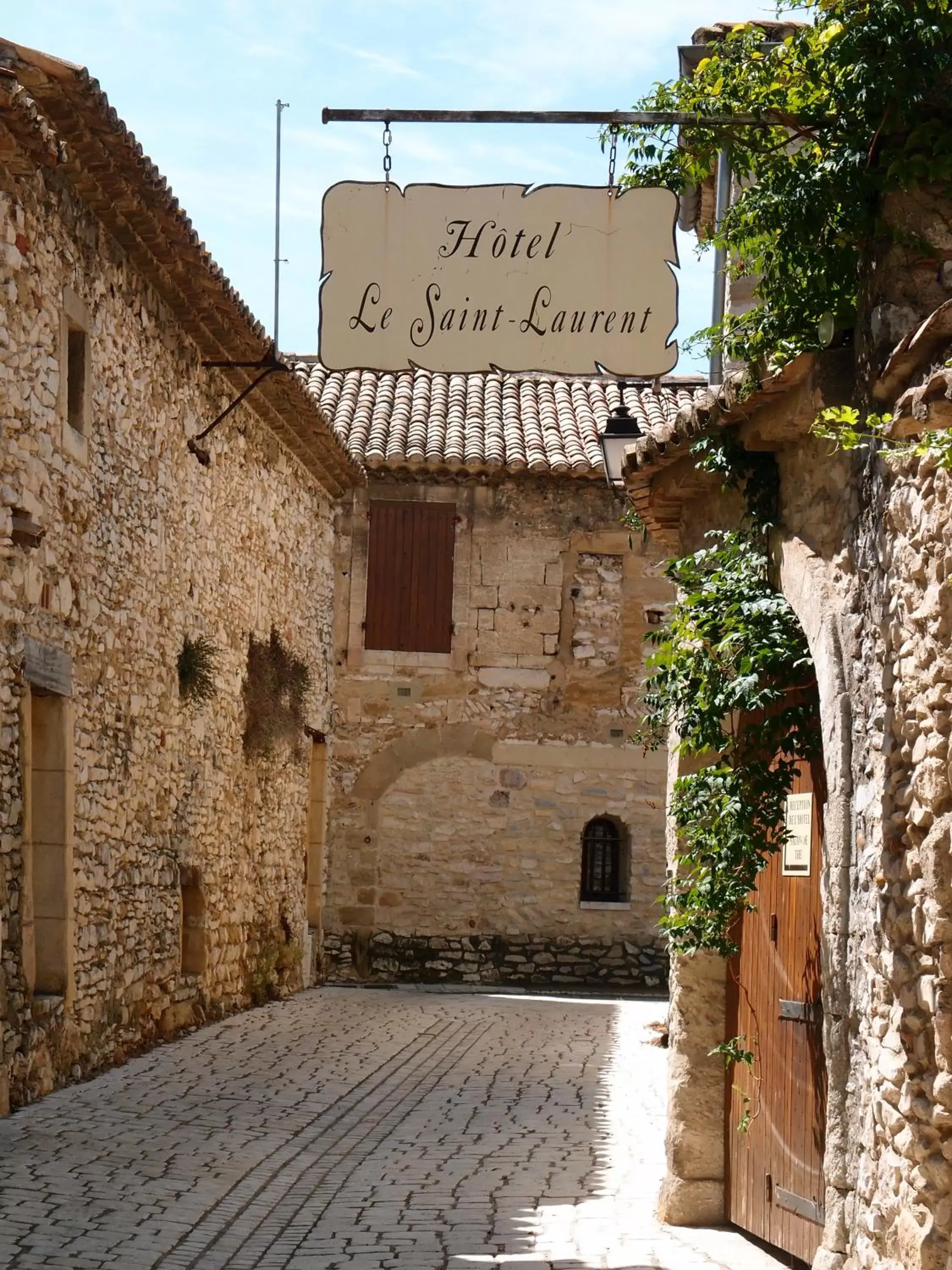 Facade/entrance, Property Building in Hotel Le Saint Laurent