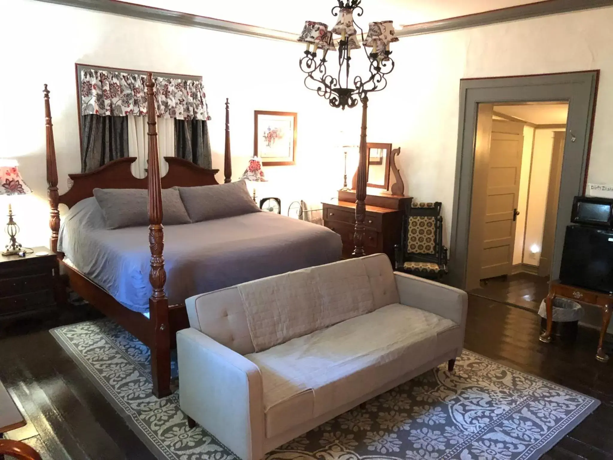 Seating area, Bed in Belmont Inn