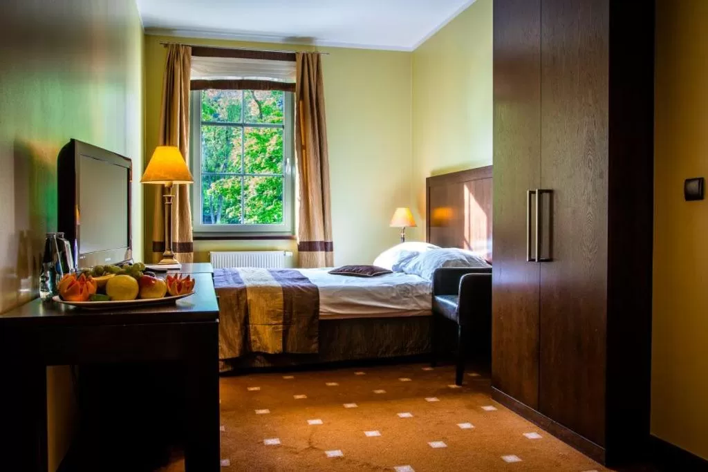 Bed in Hotel Nowy Dwór Elizy blisko Sky Bridge