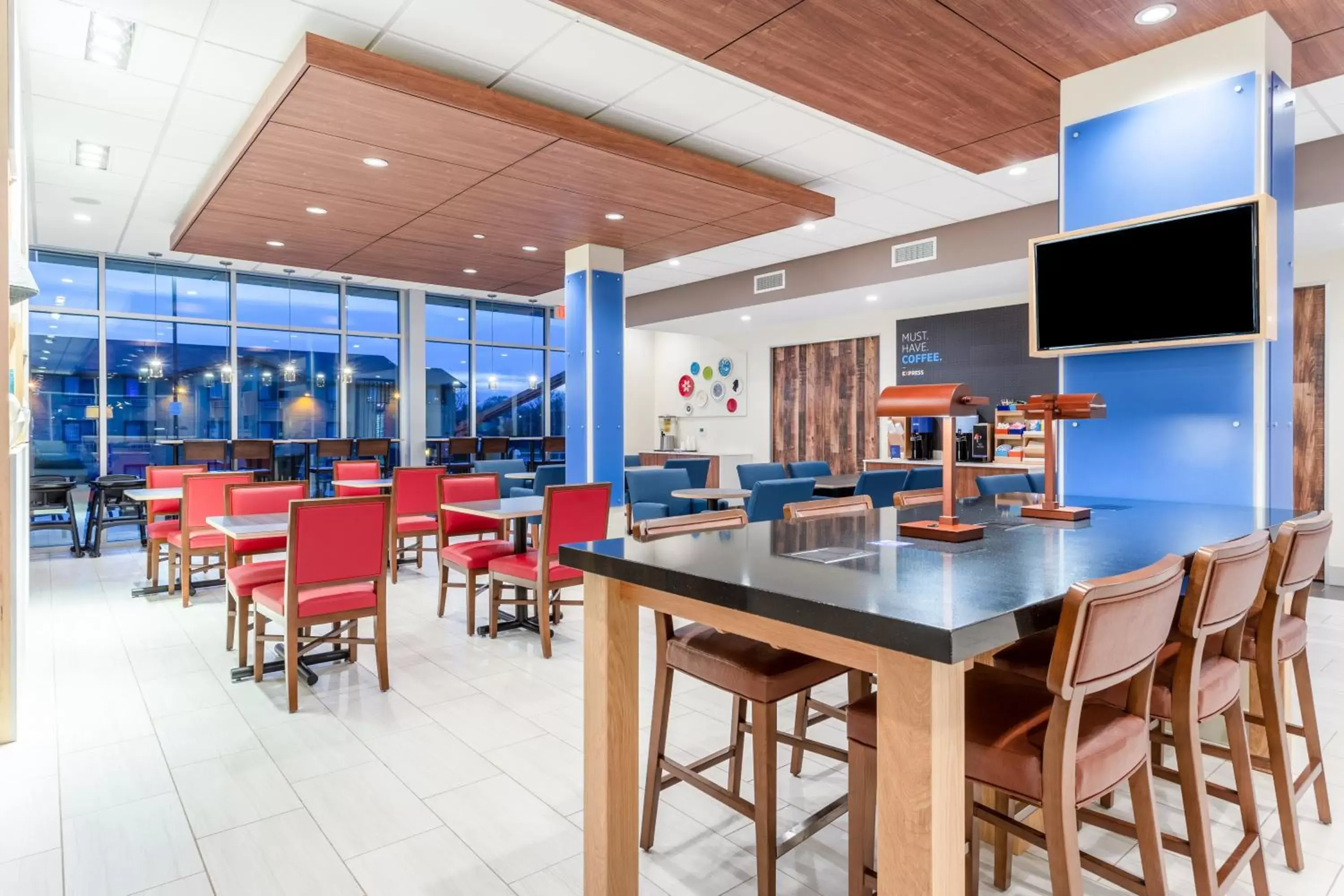 Breakfast, Lounge/Bar in Holiday Inn Express & Suites - Springfield North, an IHG Hotel